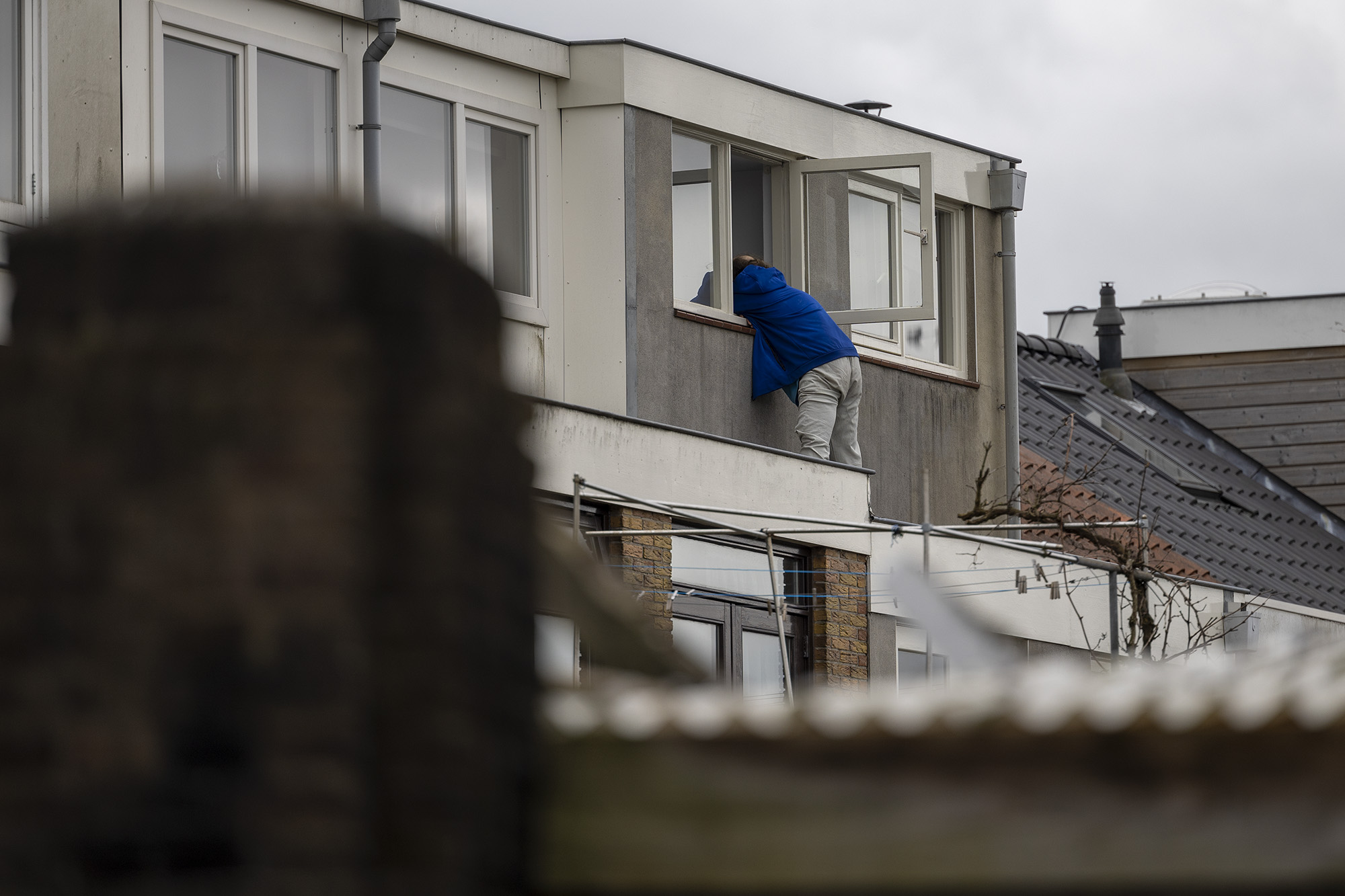 Verwarde man na paar uur veilig uit raam naar beneden geklommen - 112 Nederland