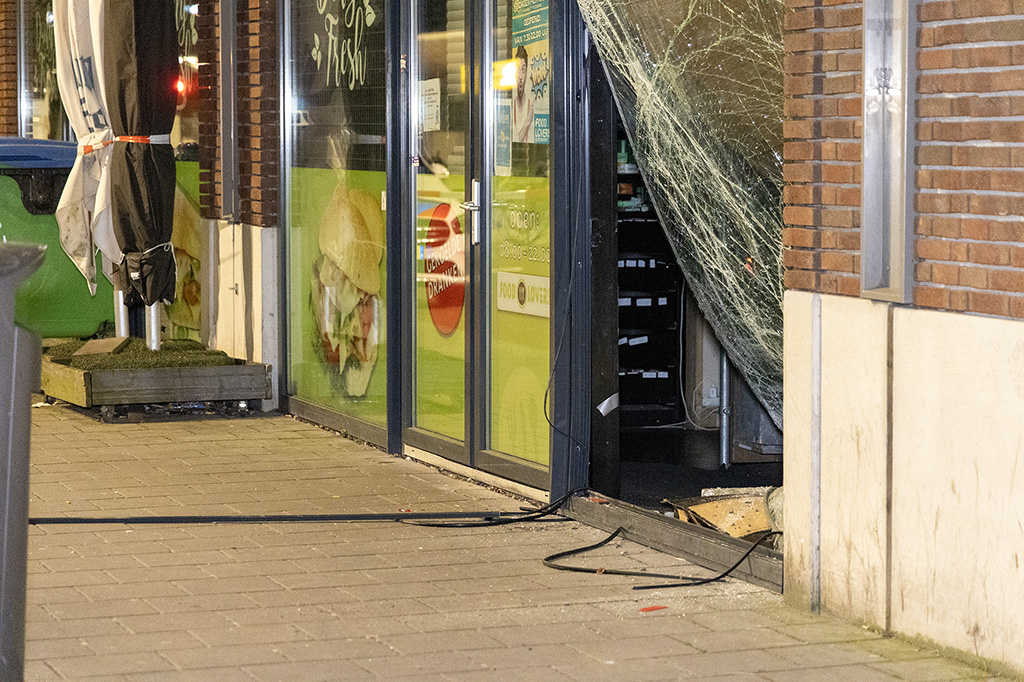 Veel schade bij ramkraak supermarkt Spaklerweg Amsterdam - 112 Nederland