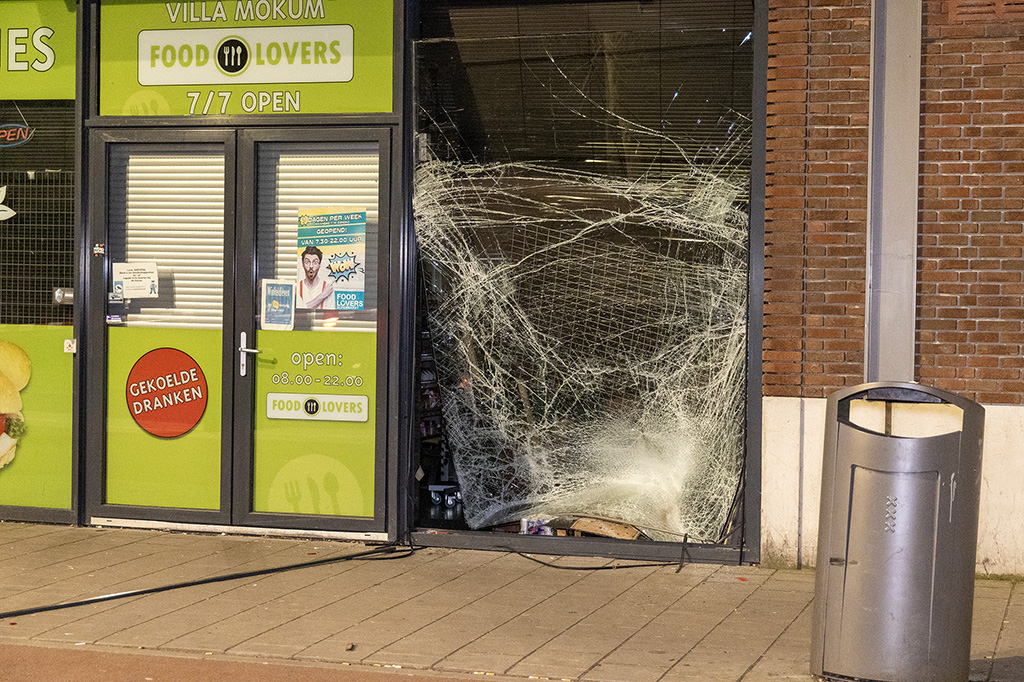 Veel schade bij ramkraak supermarkt Spaklerweg Amsterdam - 112 Nederland
