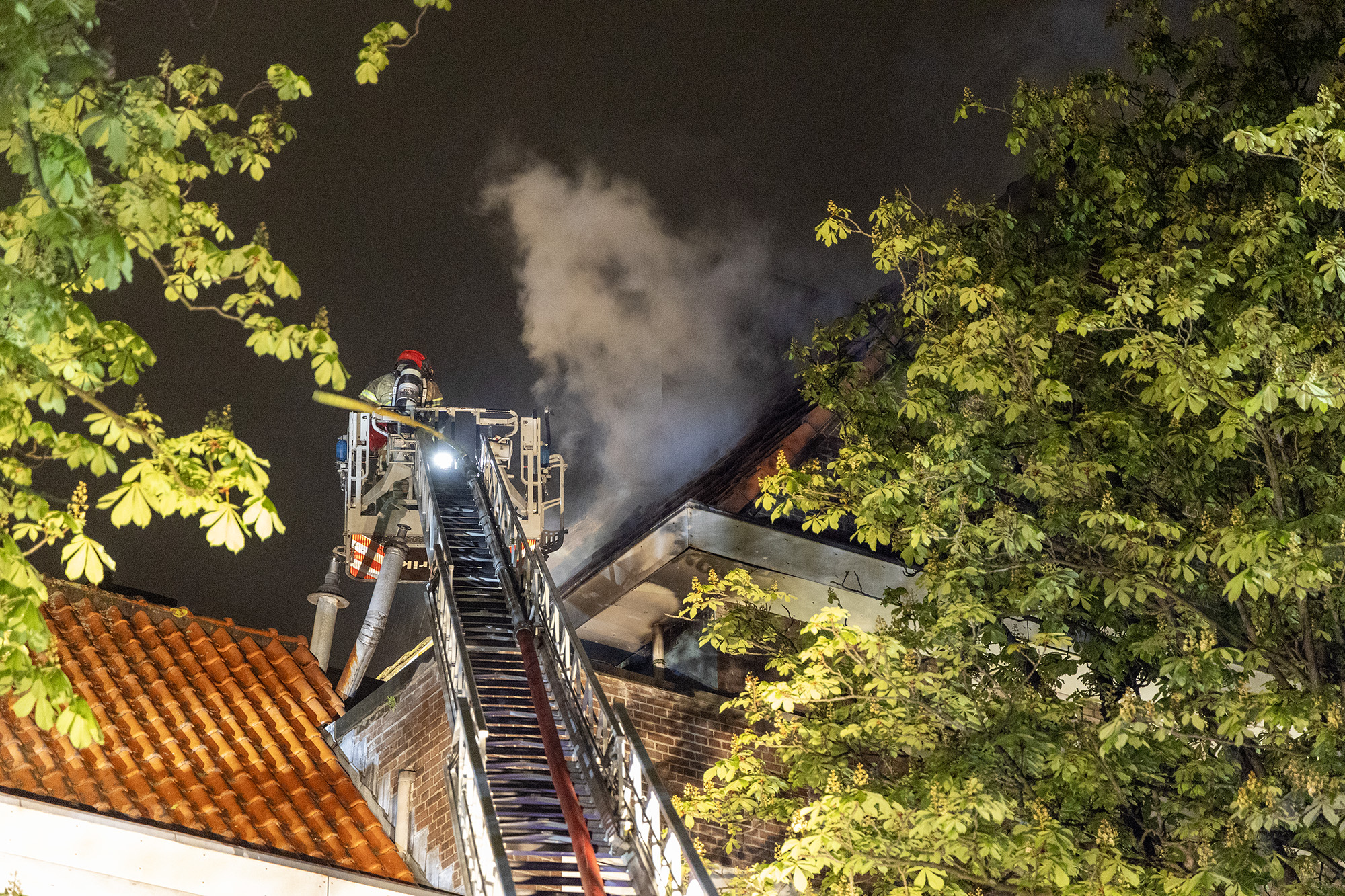 Grote brand in woning Amsterdam, een bewoner naar ziekenhuis - 112 Nederland