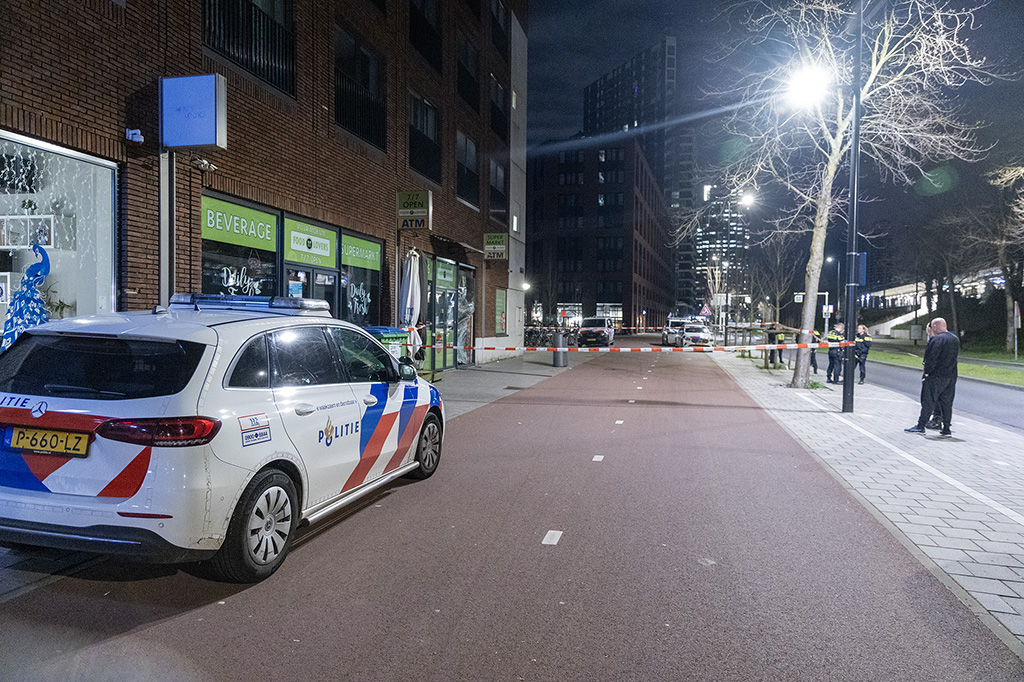 Veel schade bij ramkraak supermarkt Spaklerweg Amsterdam - 112 Nederland