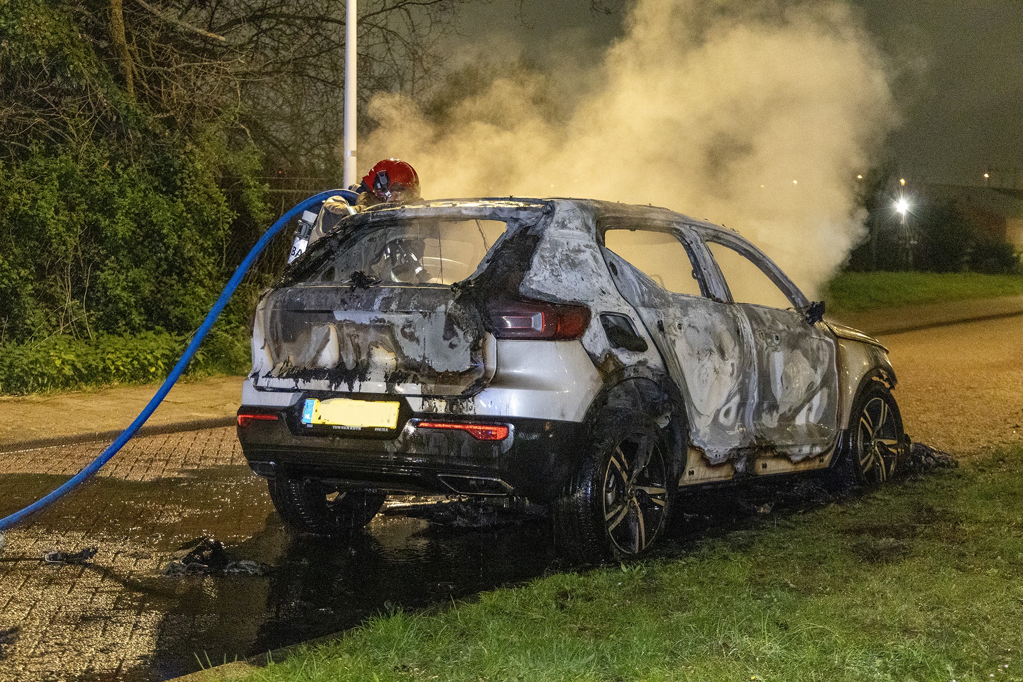 Auto volledig uitgebrand aan de Seineweg in Amsterdam - 112 Nederland