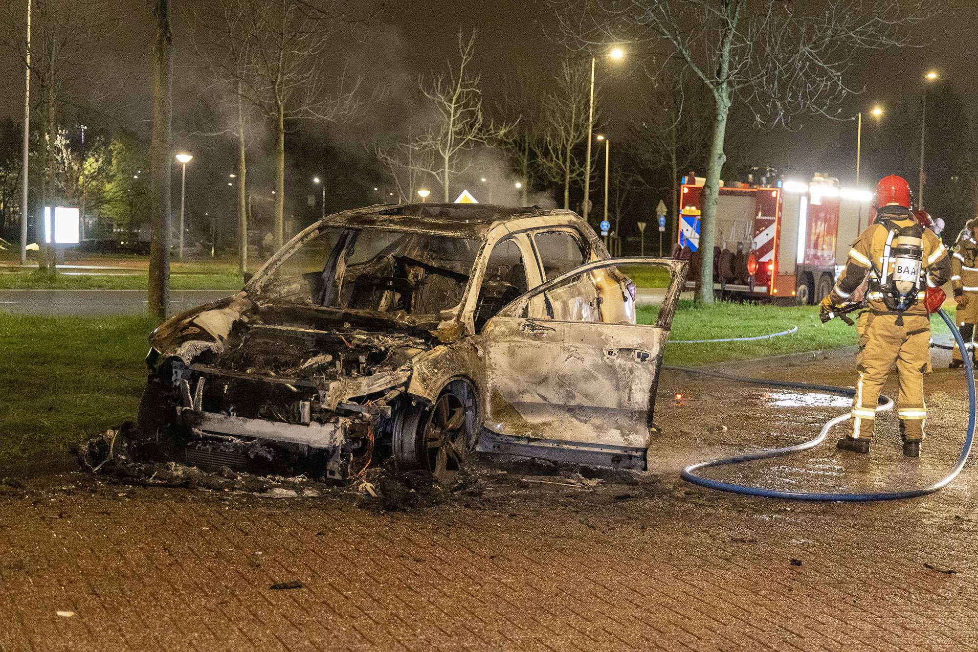Auto volledig uitgebrand aan de Seineweg in Amsterdam - 112 Nederland