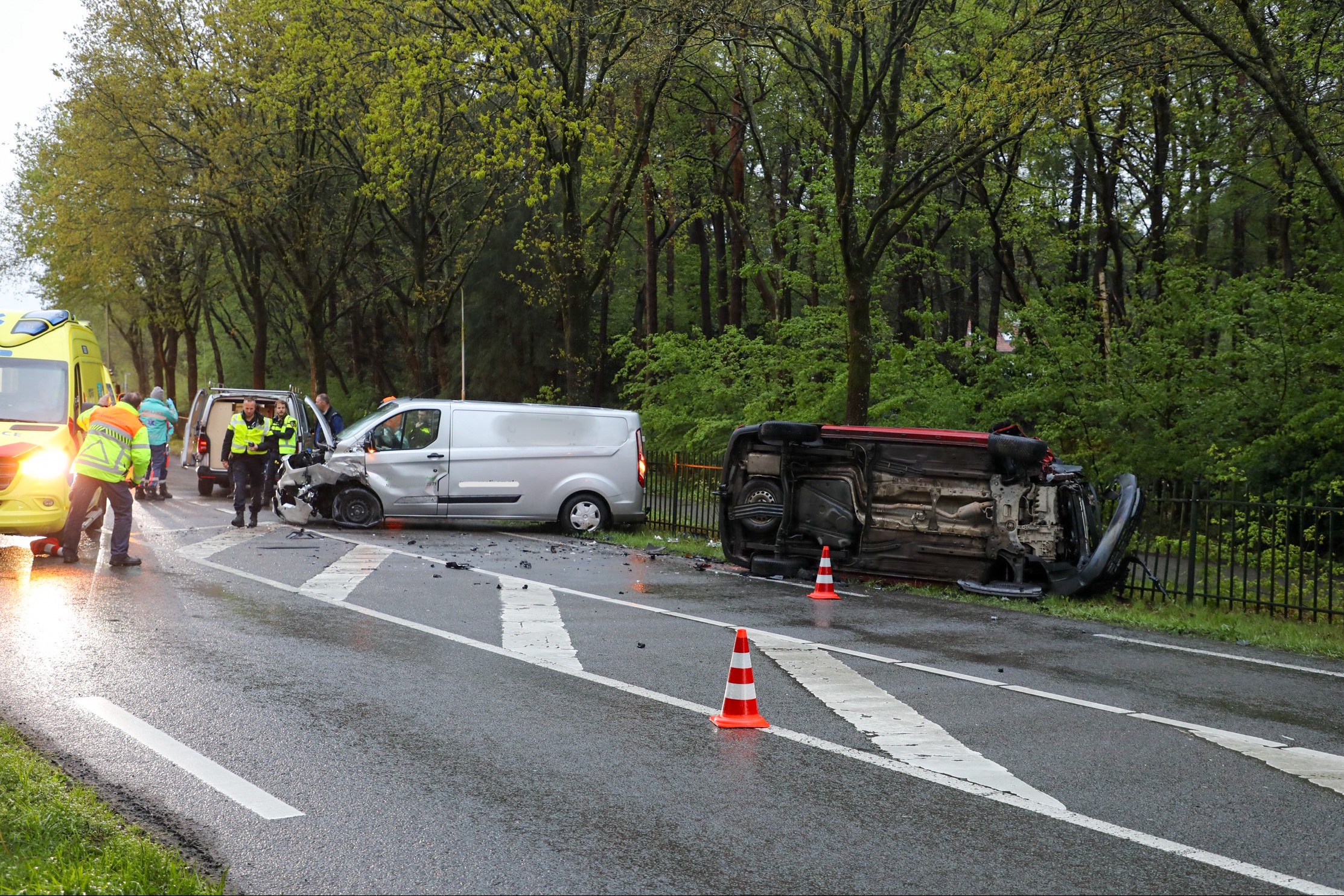 Twee gewonden na botsing tussen bestelbussen
