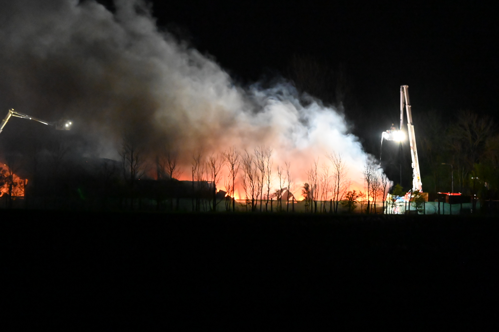 Loods met vrachtwagens volledig in de as gelegd door zeer grote brand