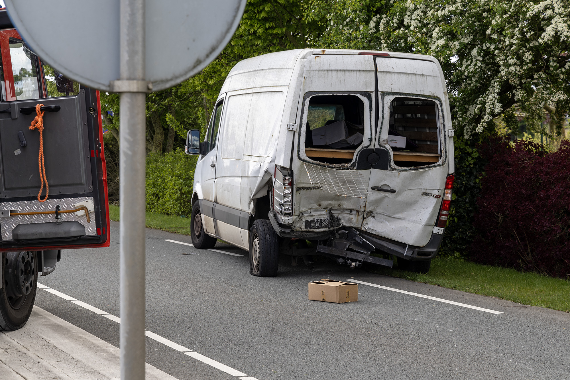 Auto beland in tuin na zwaar ongeval op de Legmeerdijk in Aalsmeer - 112 Nederland