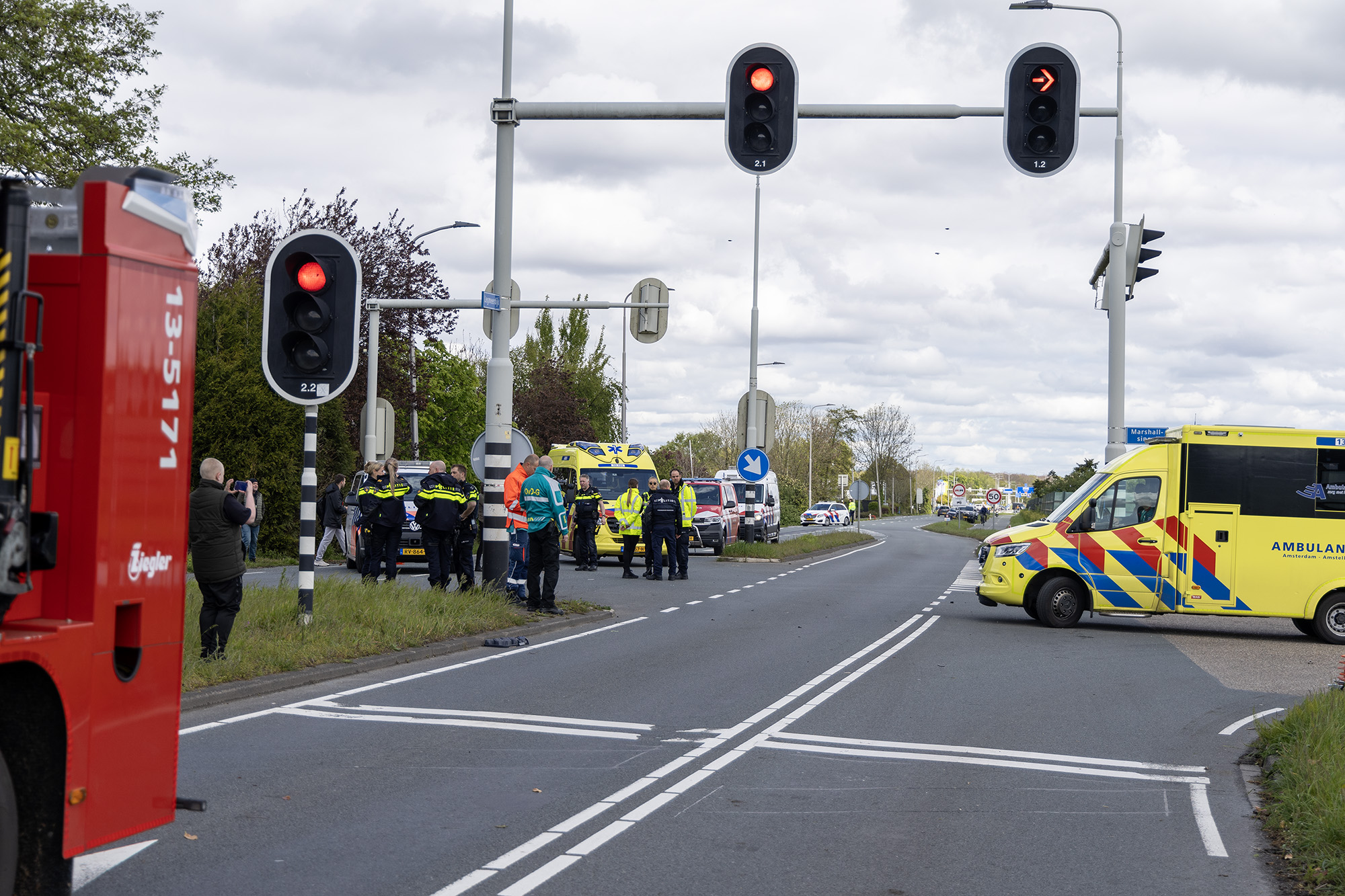 Auto beland in tuin na zwaar ongeval op de Legmeerdijk in Aalsmeer - 112 Nederland