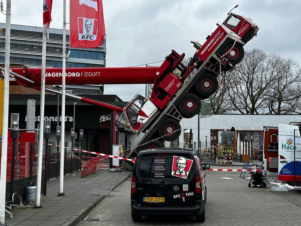 Hijskraan valt op pand KFC