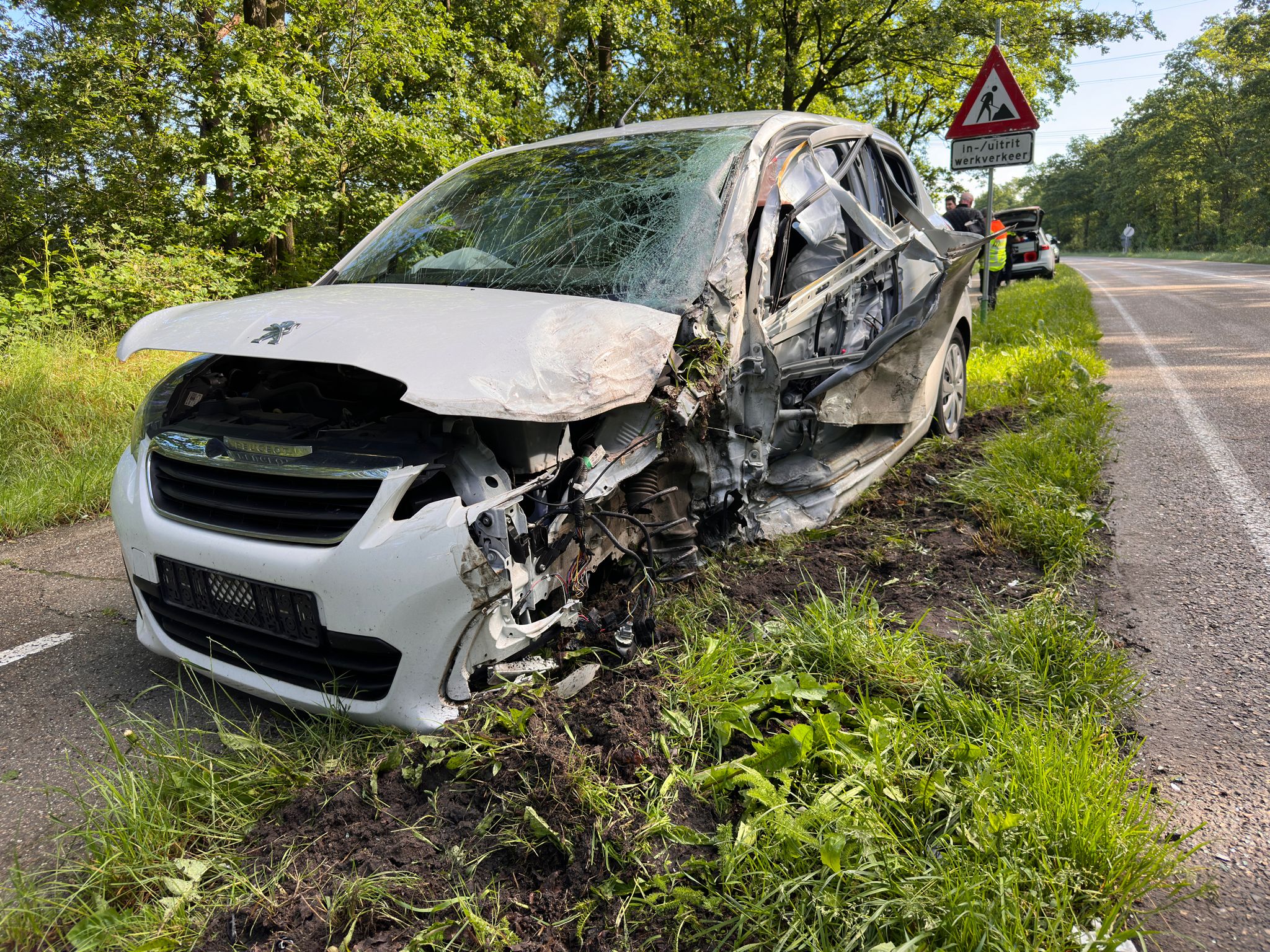 Bestelbusje in sloot na botsing met auto