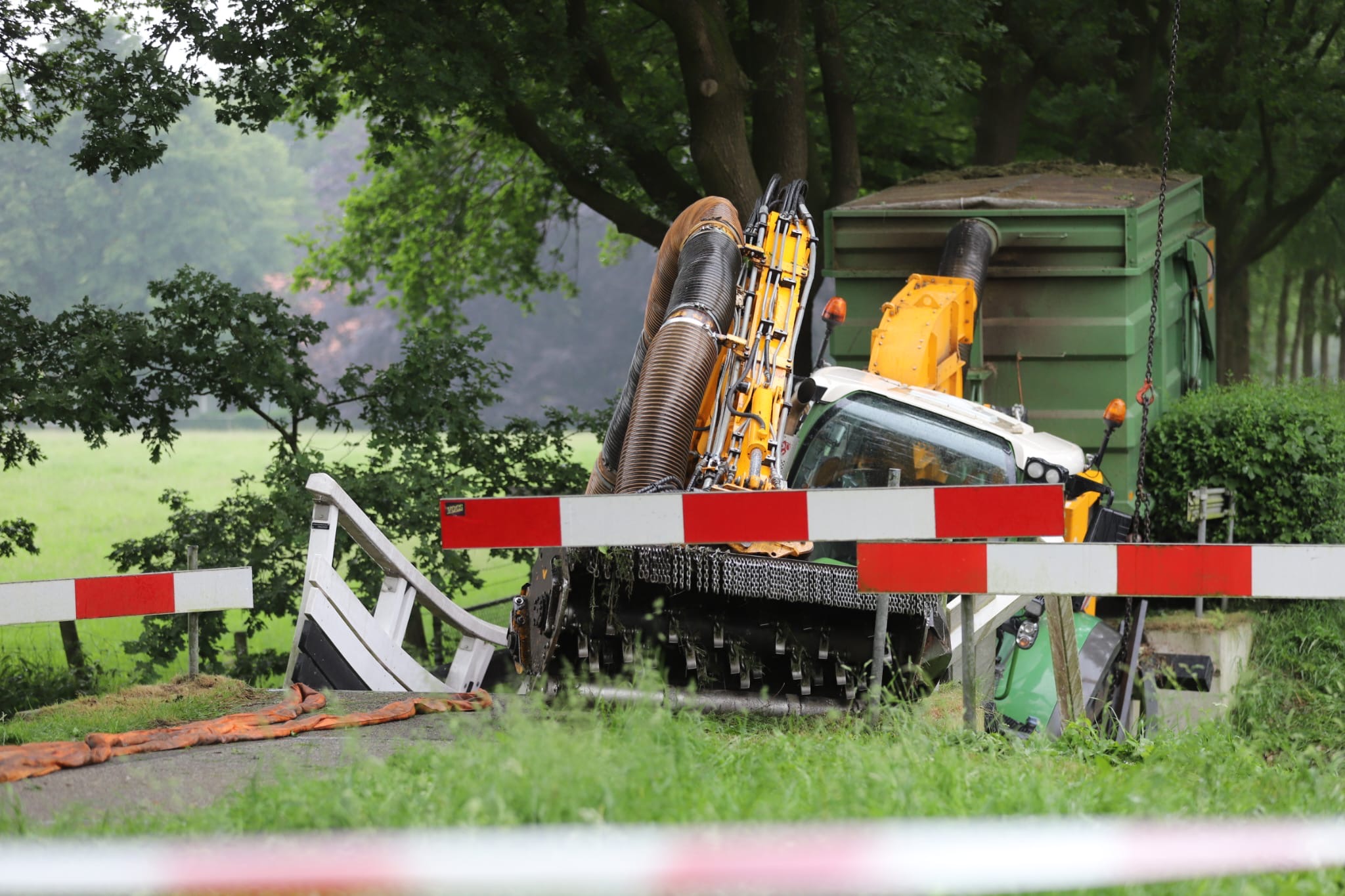 Tractor zakt door fietsbrug, bestuurder ongedeerd