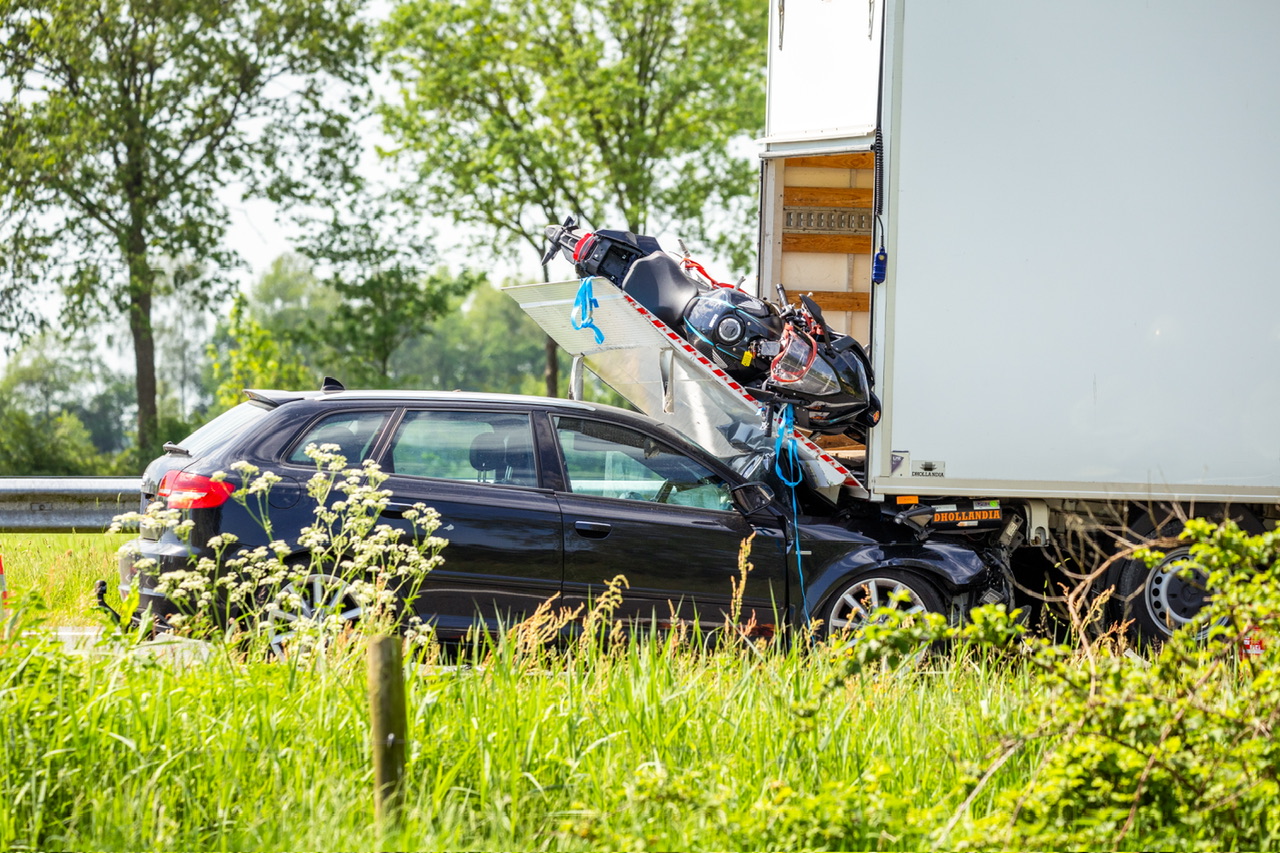 Automobilist klapt achterop bakwagen en raakt zwaargewond