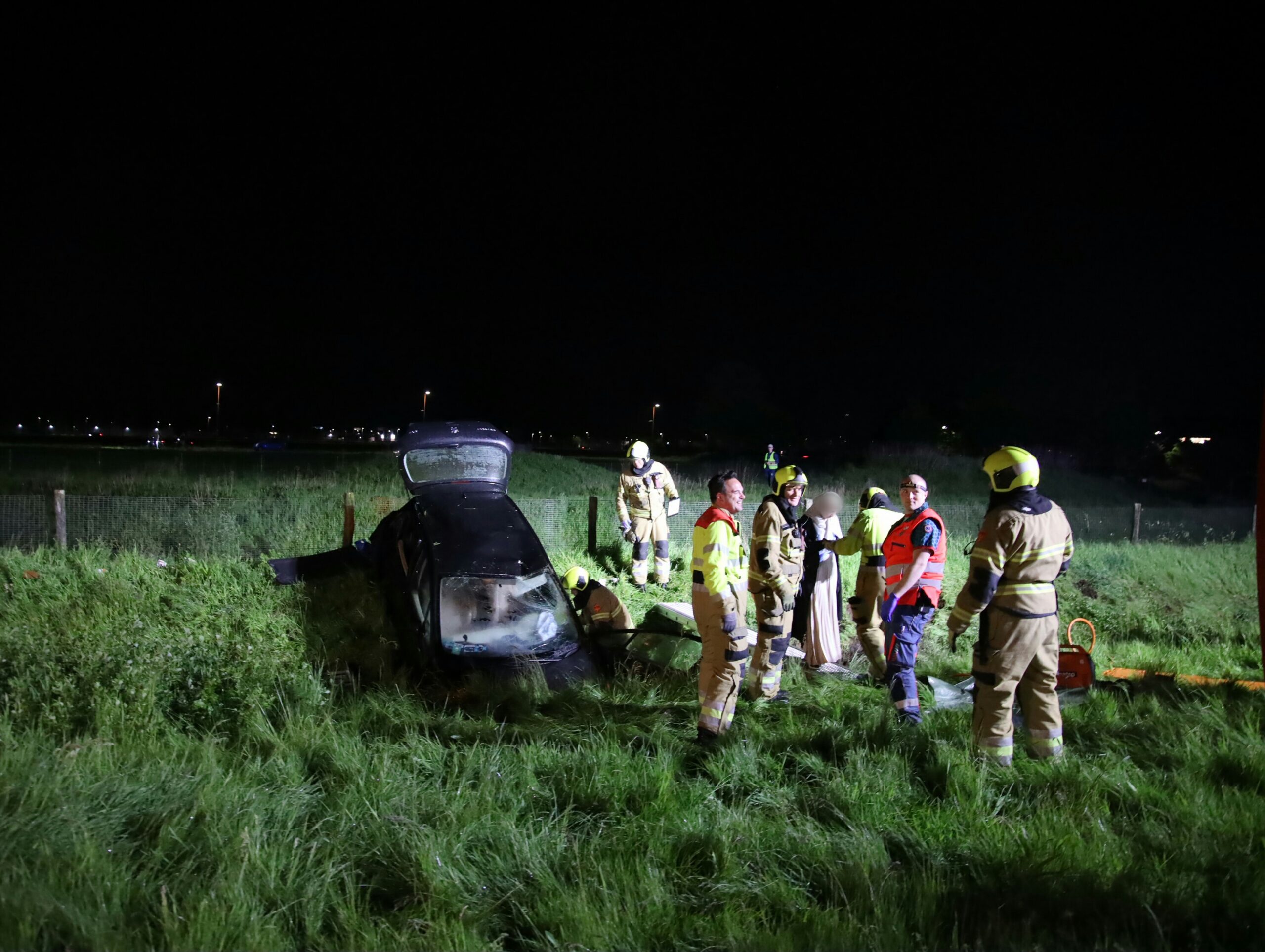 Auto Met Vijf Inzittenden Slaat Over De Kop En Belandt In Sloot - 112 ...