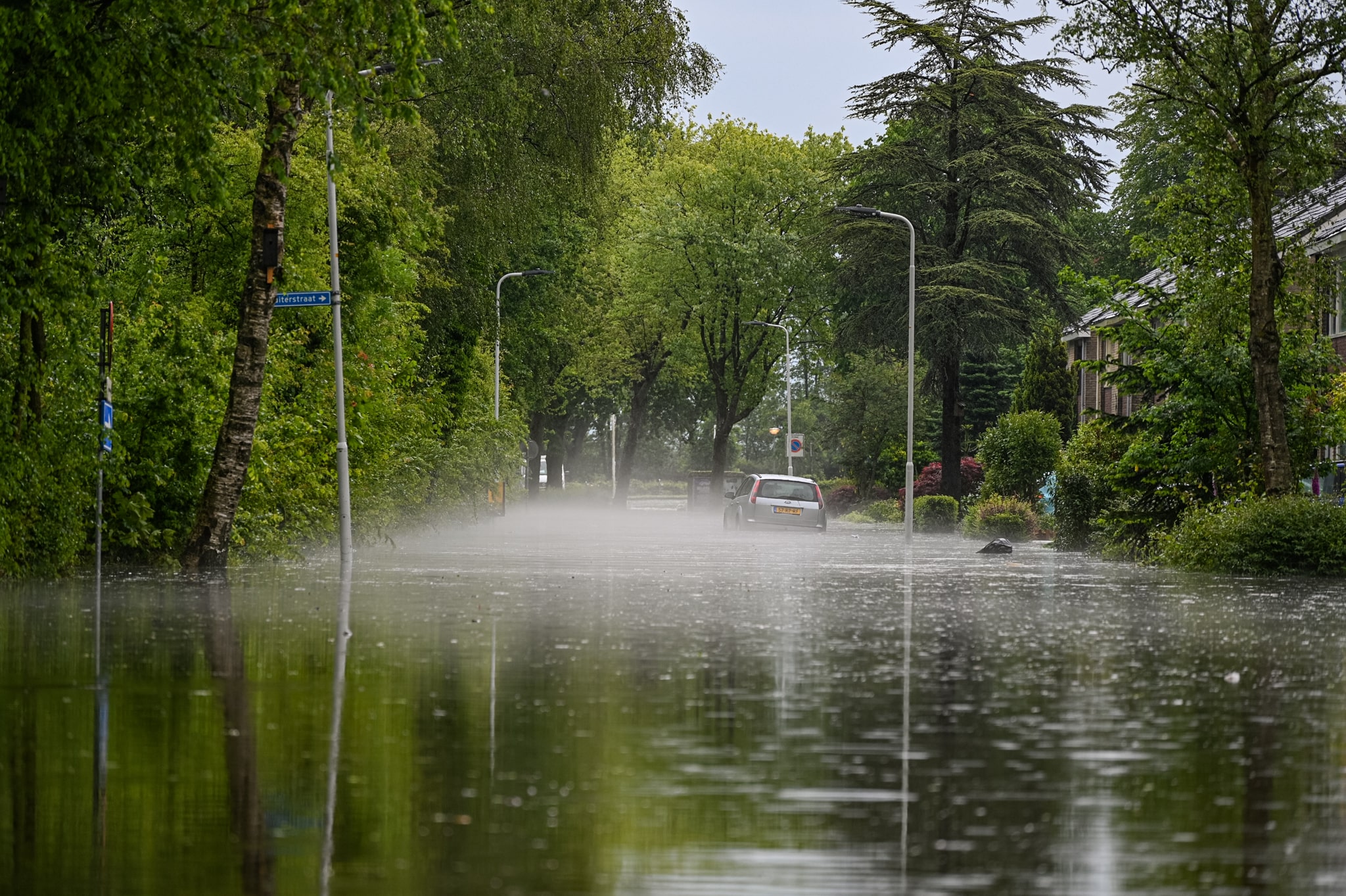 Wateroverlast in delen Friesland en Groningen door wolkbreuk
