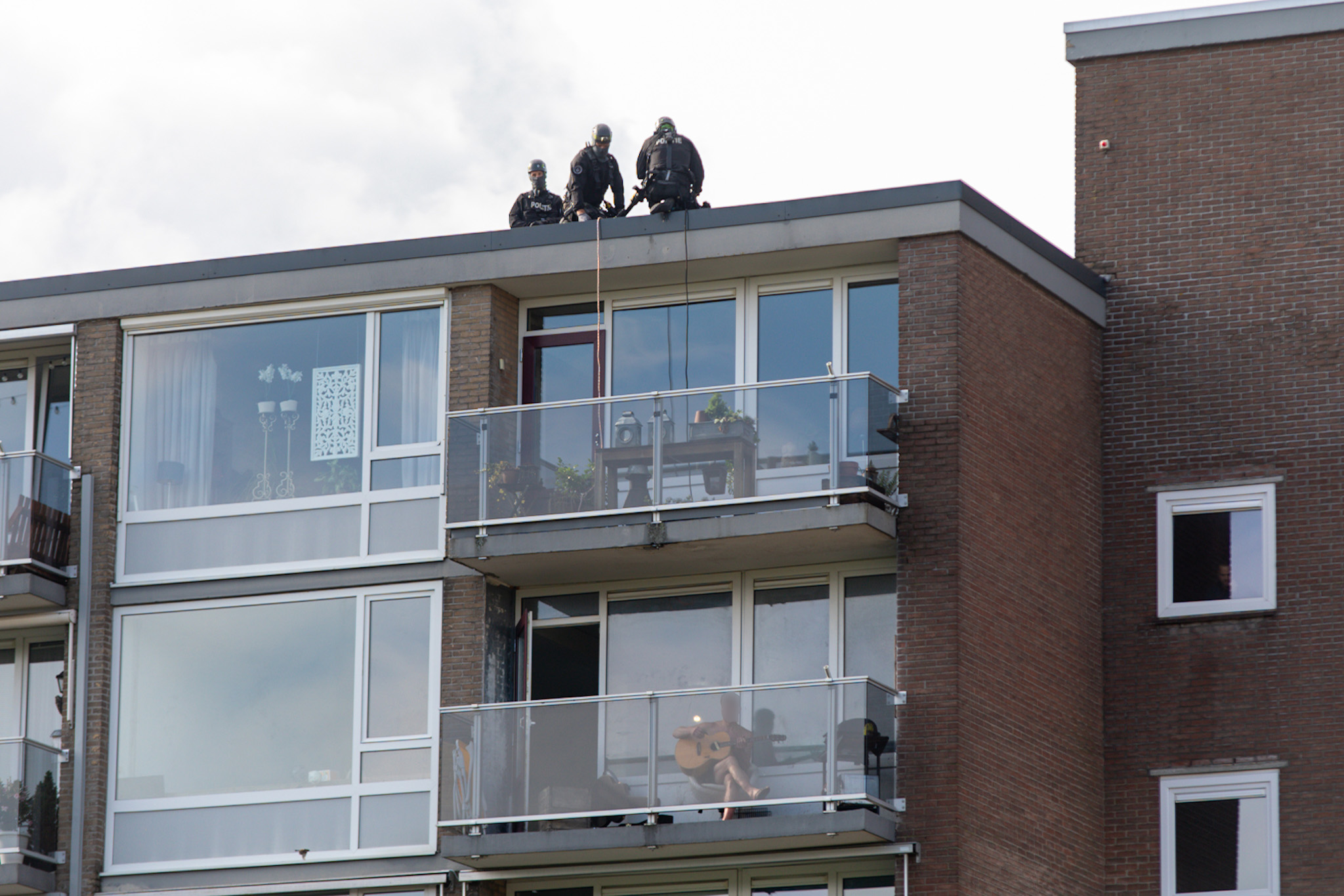 Abseilend arrestatieteam valt woning verwarde man binnen