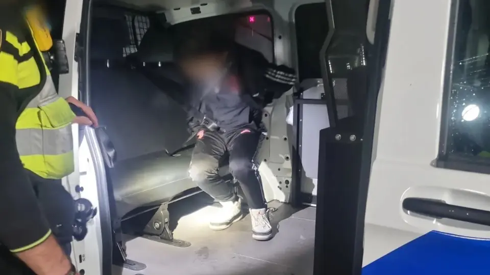 Vreemdgaande man opgepakt nadat zijn vrouw hem dronken in auto achterlaat