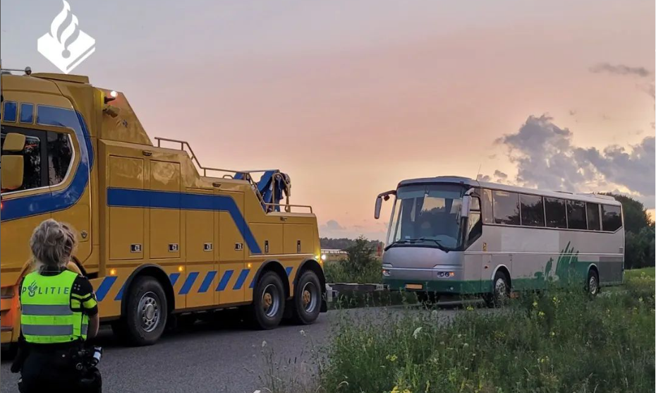 Politie neemt touringcar in beslag: chauffeur ‘bracht veiligheid passagiers in gevaar’