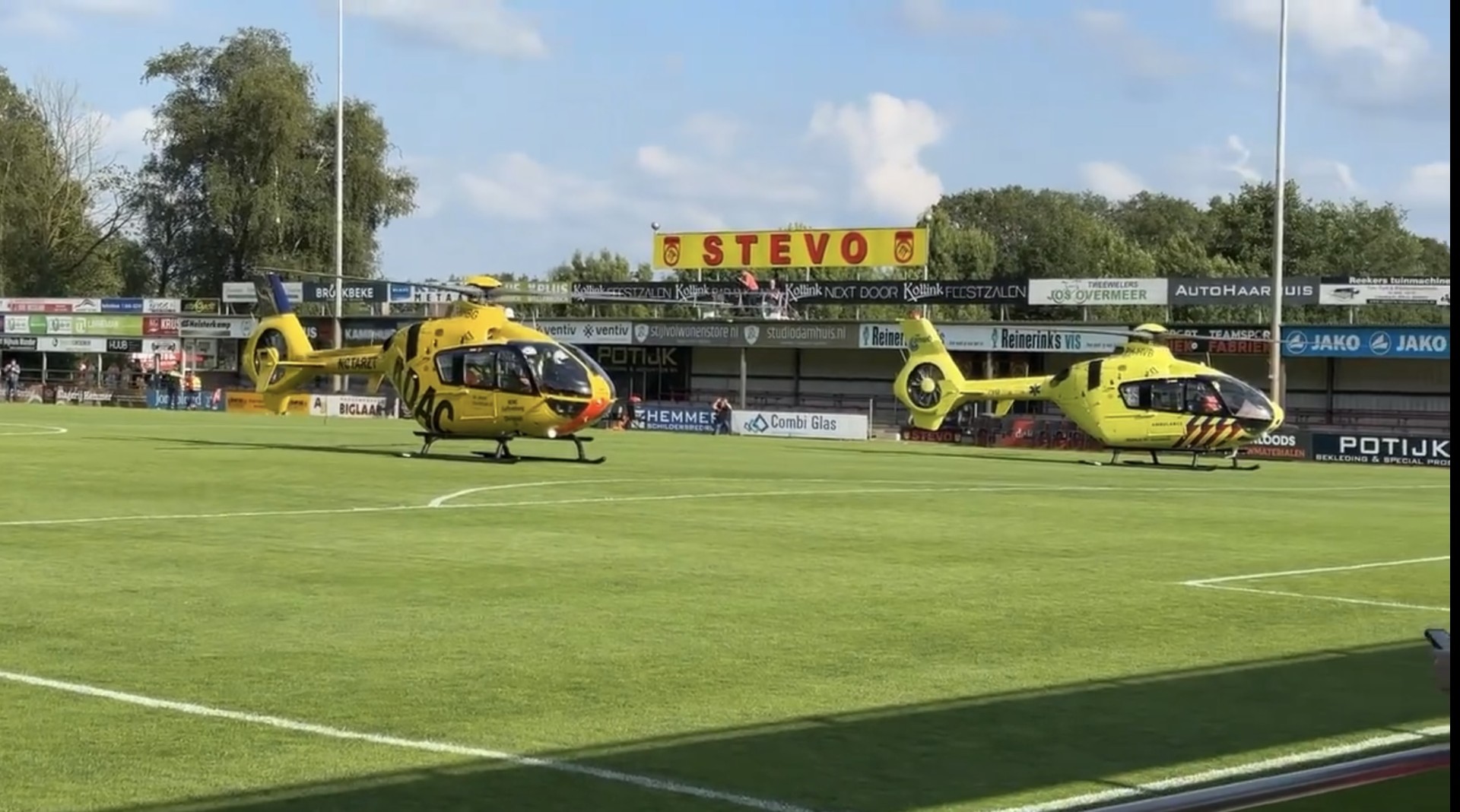 Foto & video update: Mega spandoek neergestort op voetbalveld: meerdere gewonden