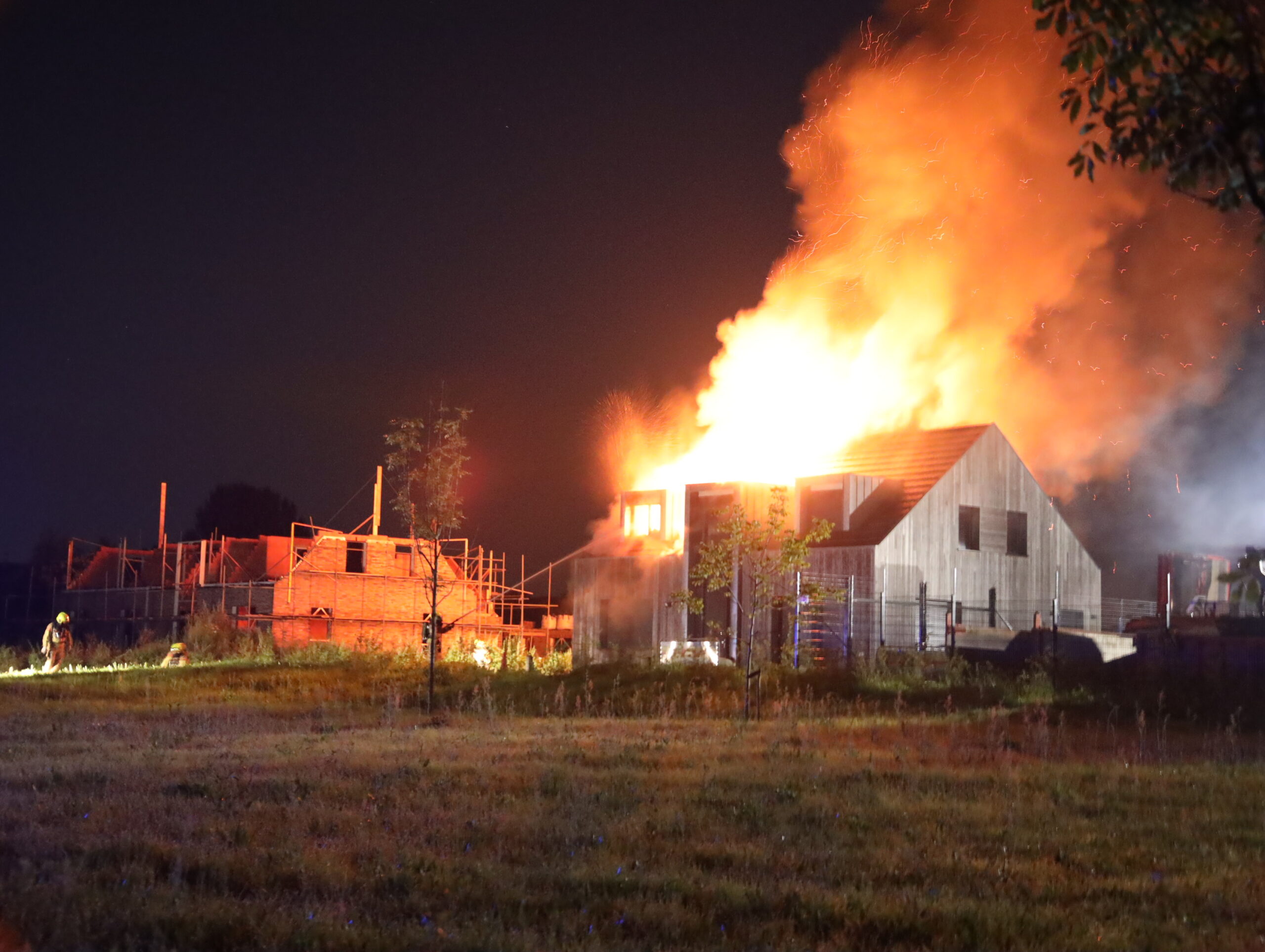 Grote uitslaande brand legt kantoorpand in de as