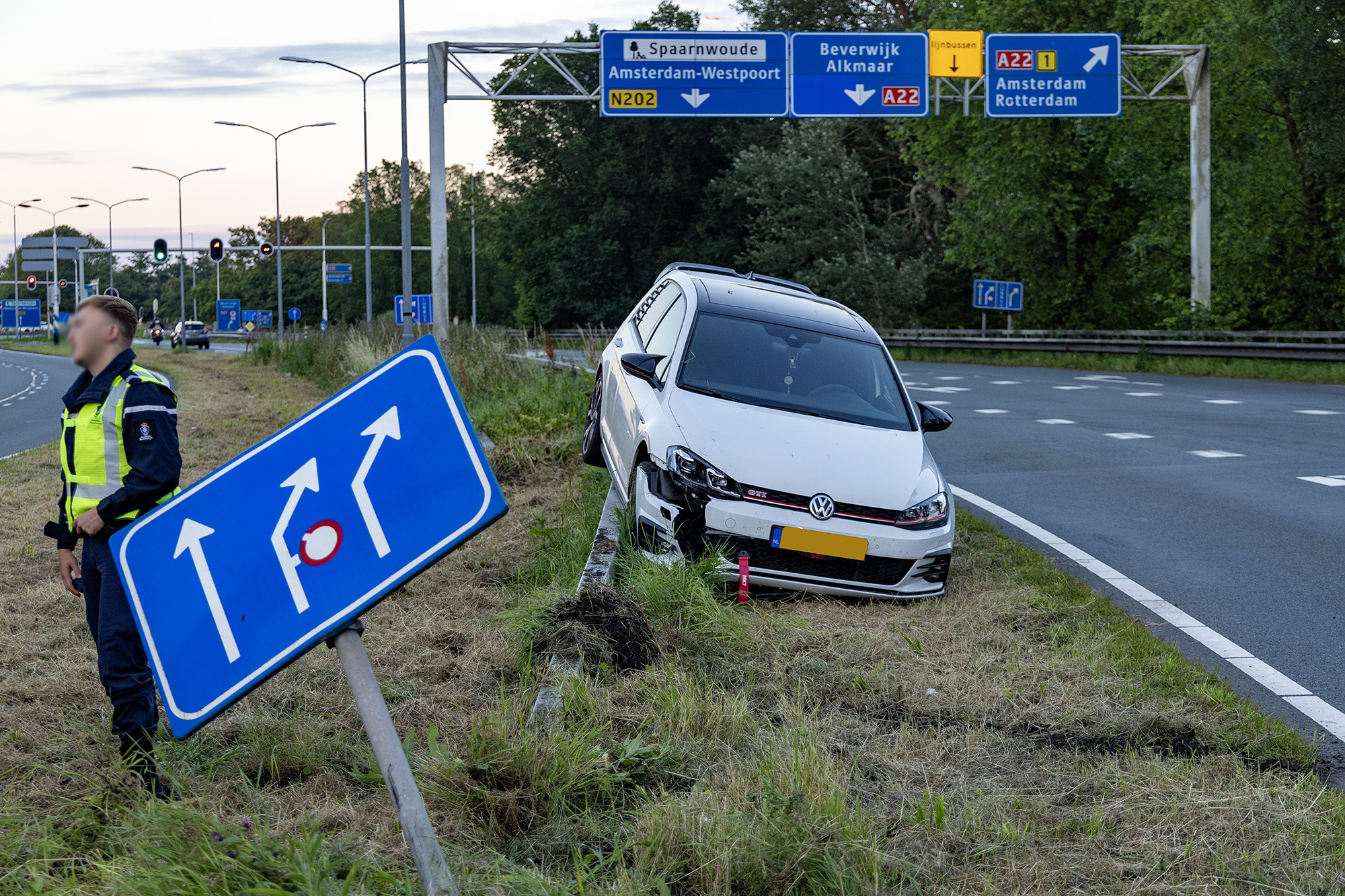 Auto op vangrail bij ongeval Amsterdamseweg Velsen-Zuid - 112 Nederland