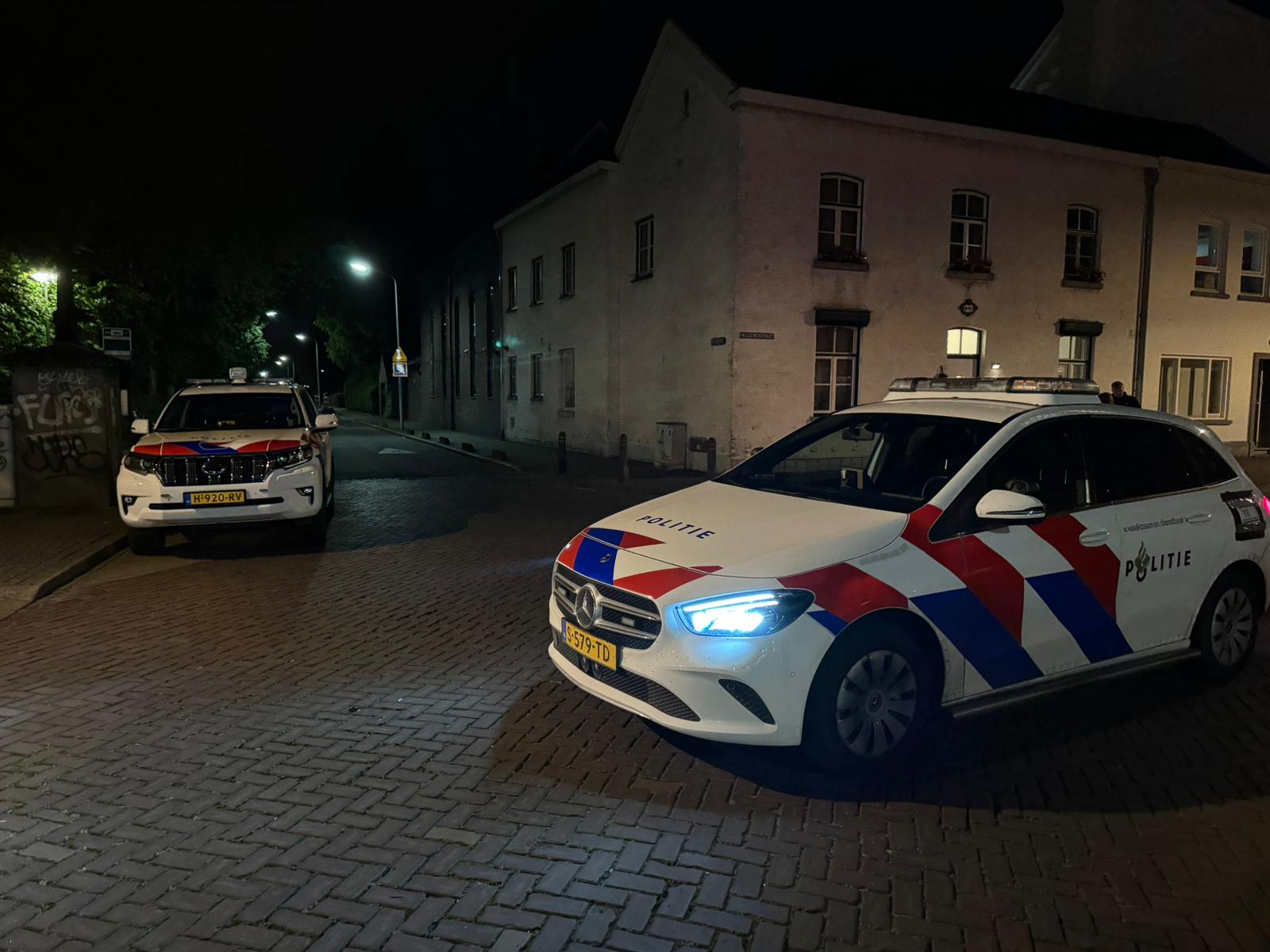 Twee personen met brandwonden op straat aangetroffen, mogelijk na conflict
