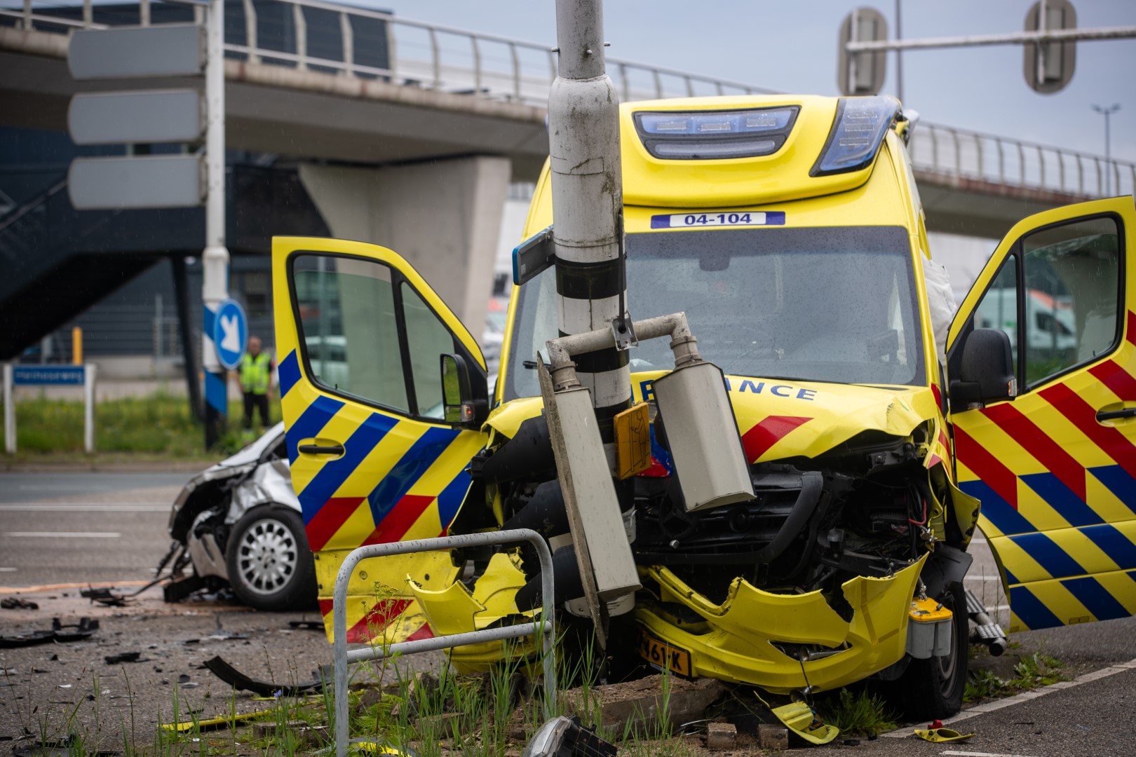 VIDEO: Gewonde en ravage na aanrijding tussen ambulance en auto