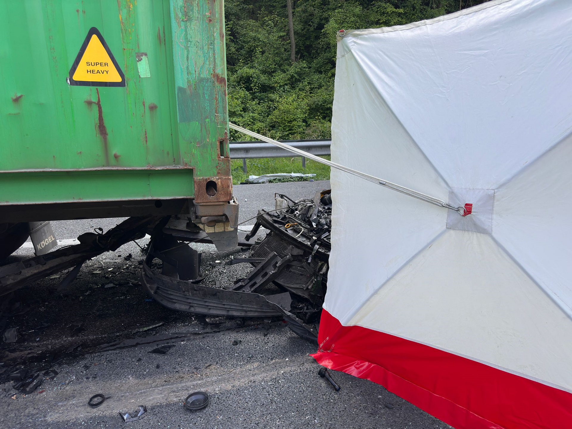 Automobilist ernstig gewond na botsing achterop vrachtwagen