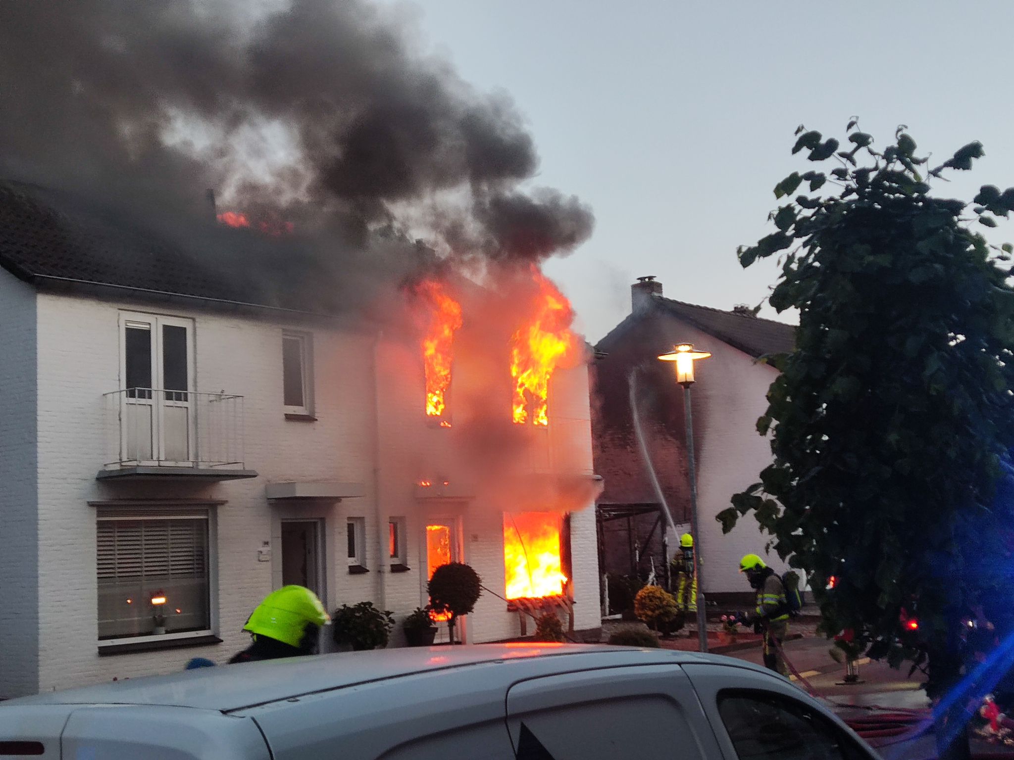 Woning en twee schuurtjes verwoest door brand