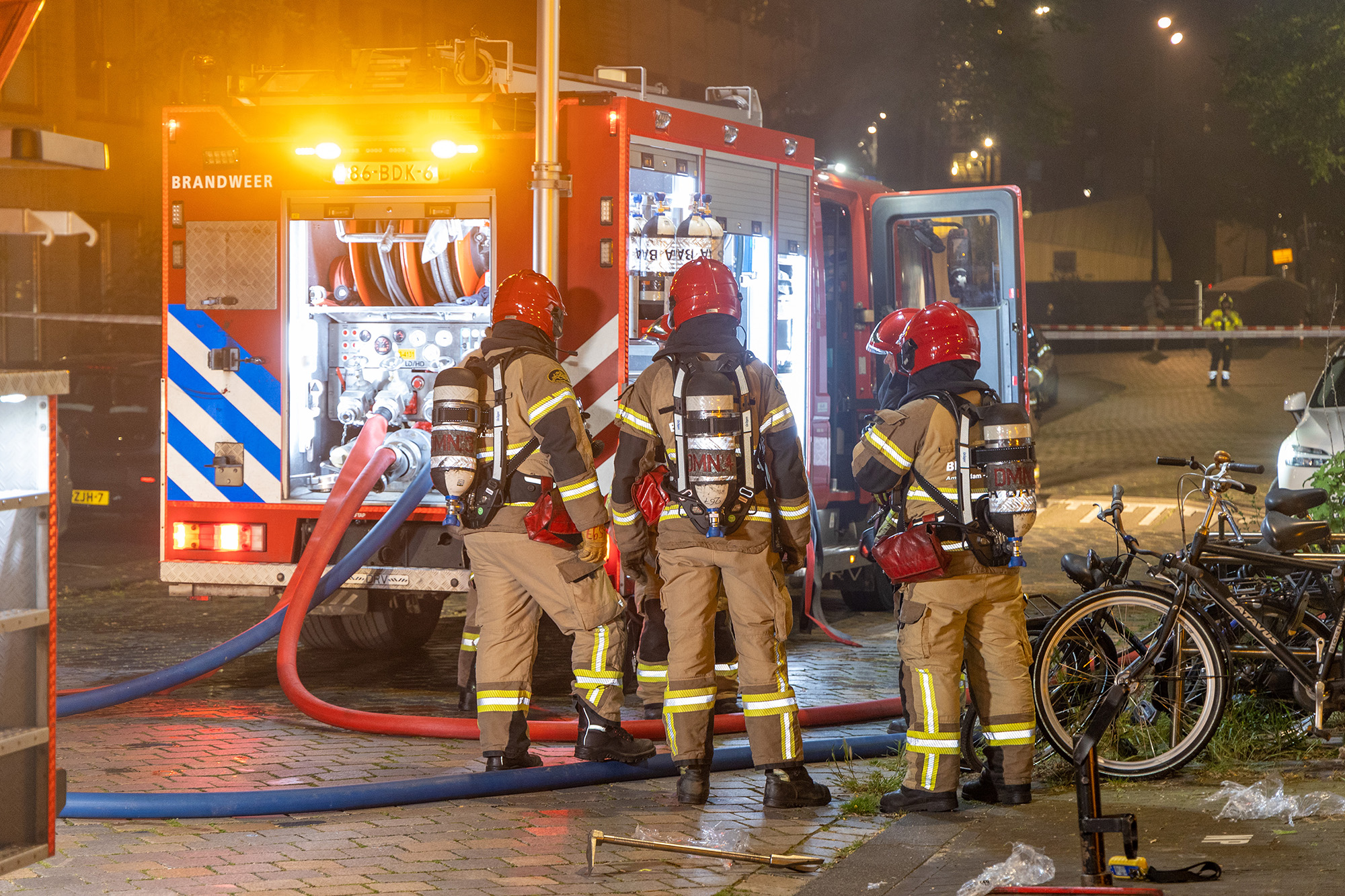 Twee personenauto's uitgebrand in parkeergarage Willy Mullenskade Amsterdam - 112 Nederland