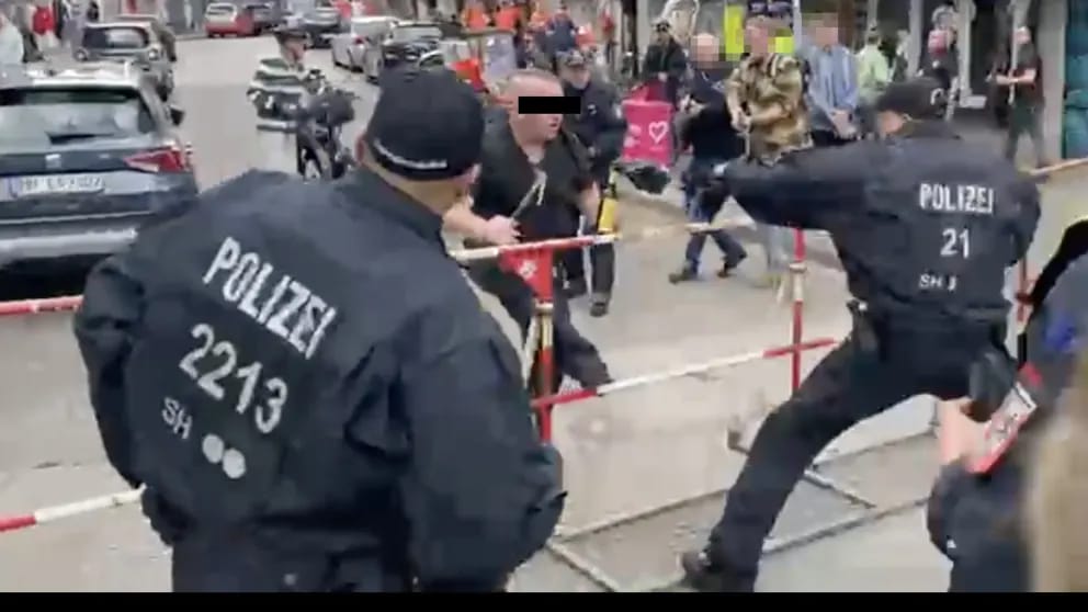 VIDEO: Duitse politie schiet man met bijl neer in Hamburg bij fanmars Oranje