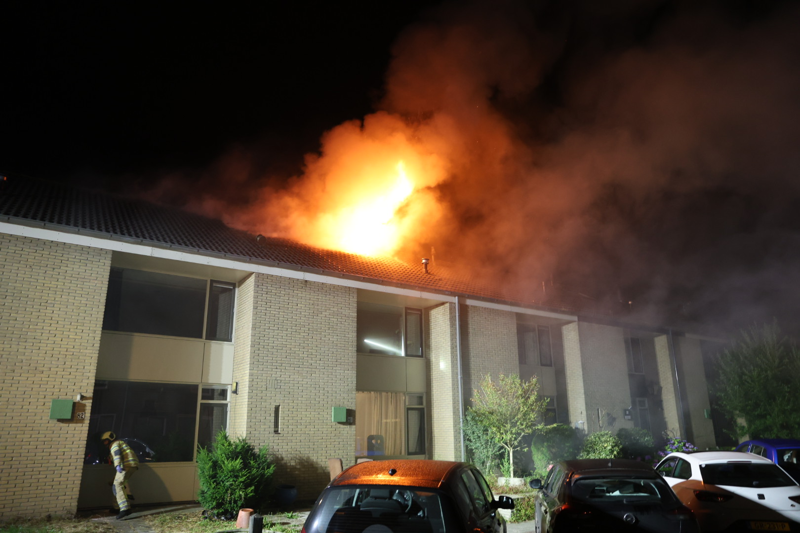 Grote uitslaande woningbrand, buurtbewoners hoorden glasgerinkel en zagen mensen wegrennen