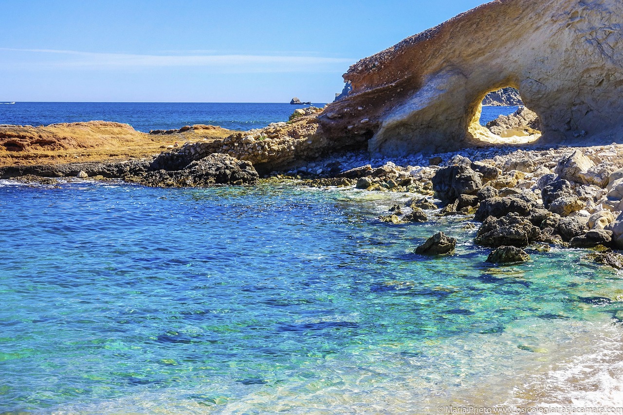 Nederlander (35) zonder vaarbewijs botst met boot tegen rotsen bij druk strand Alicante