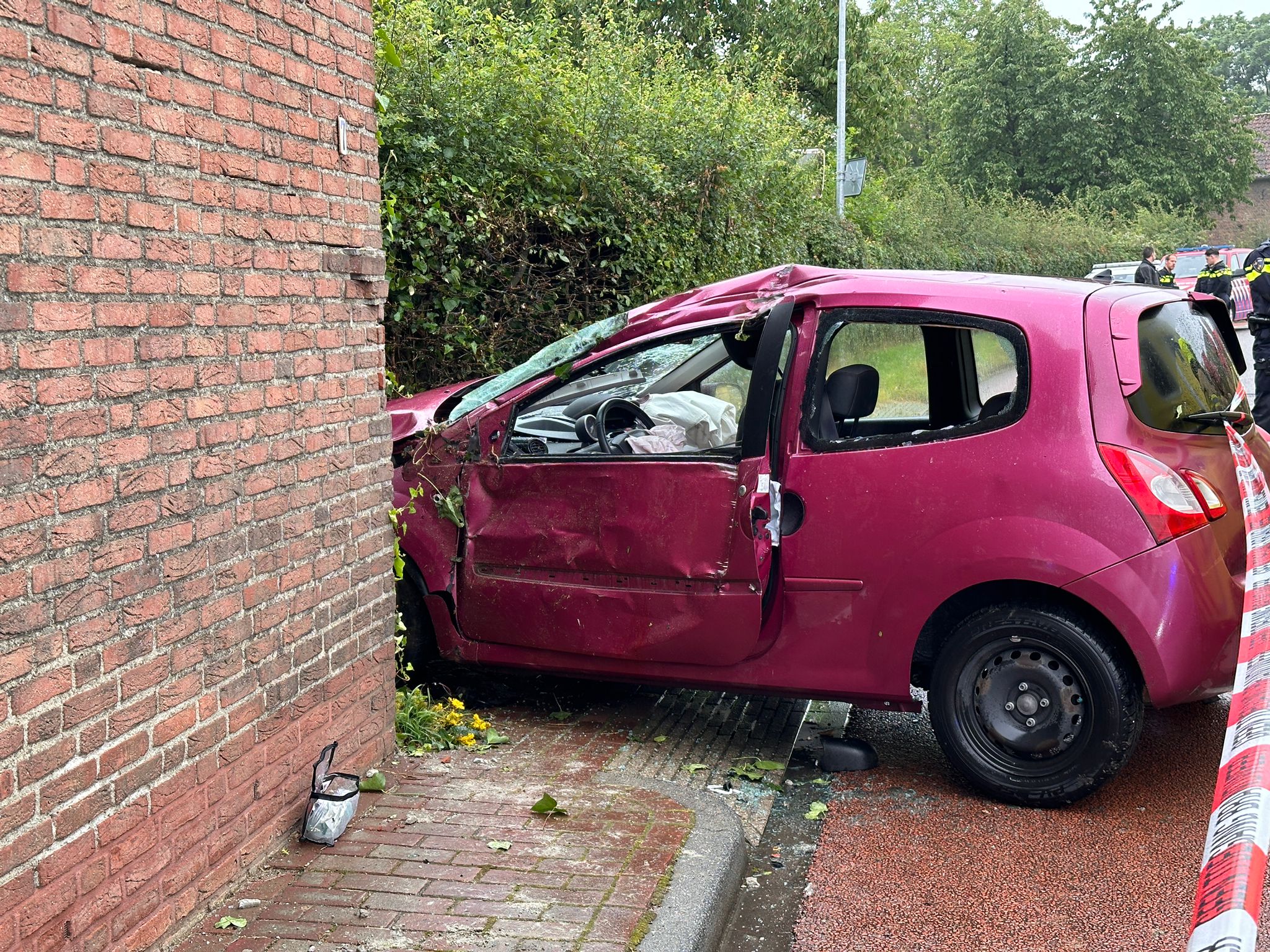 Auto botst tegen woning, bestuurder met spoed naar ziekenhuis