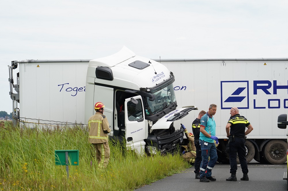Geschaarde vrachtwagen zorgt voor verkeersopstopping