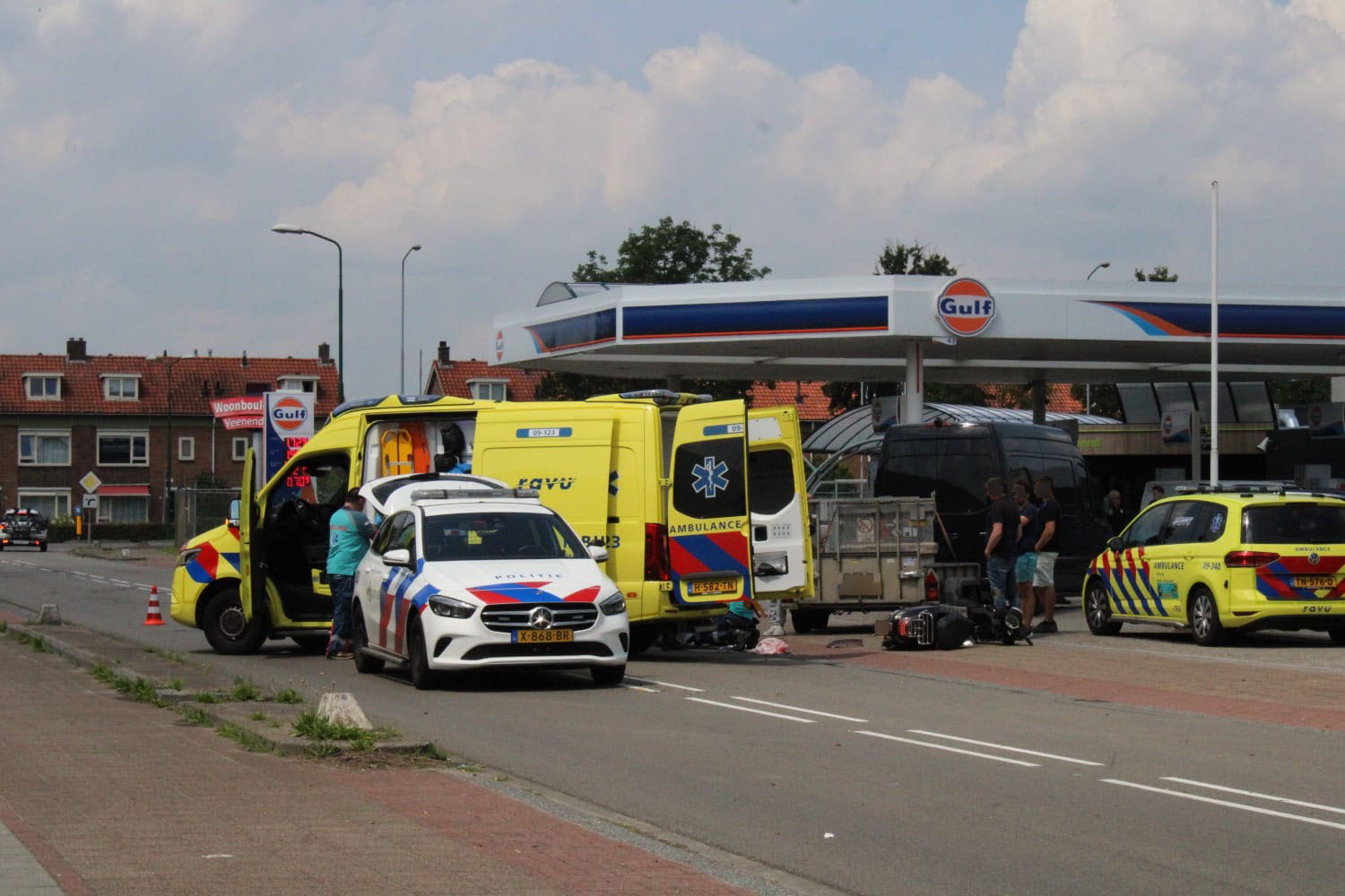 Scooterrijder ernstig gewond na botsing met bestelbus