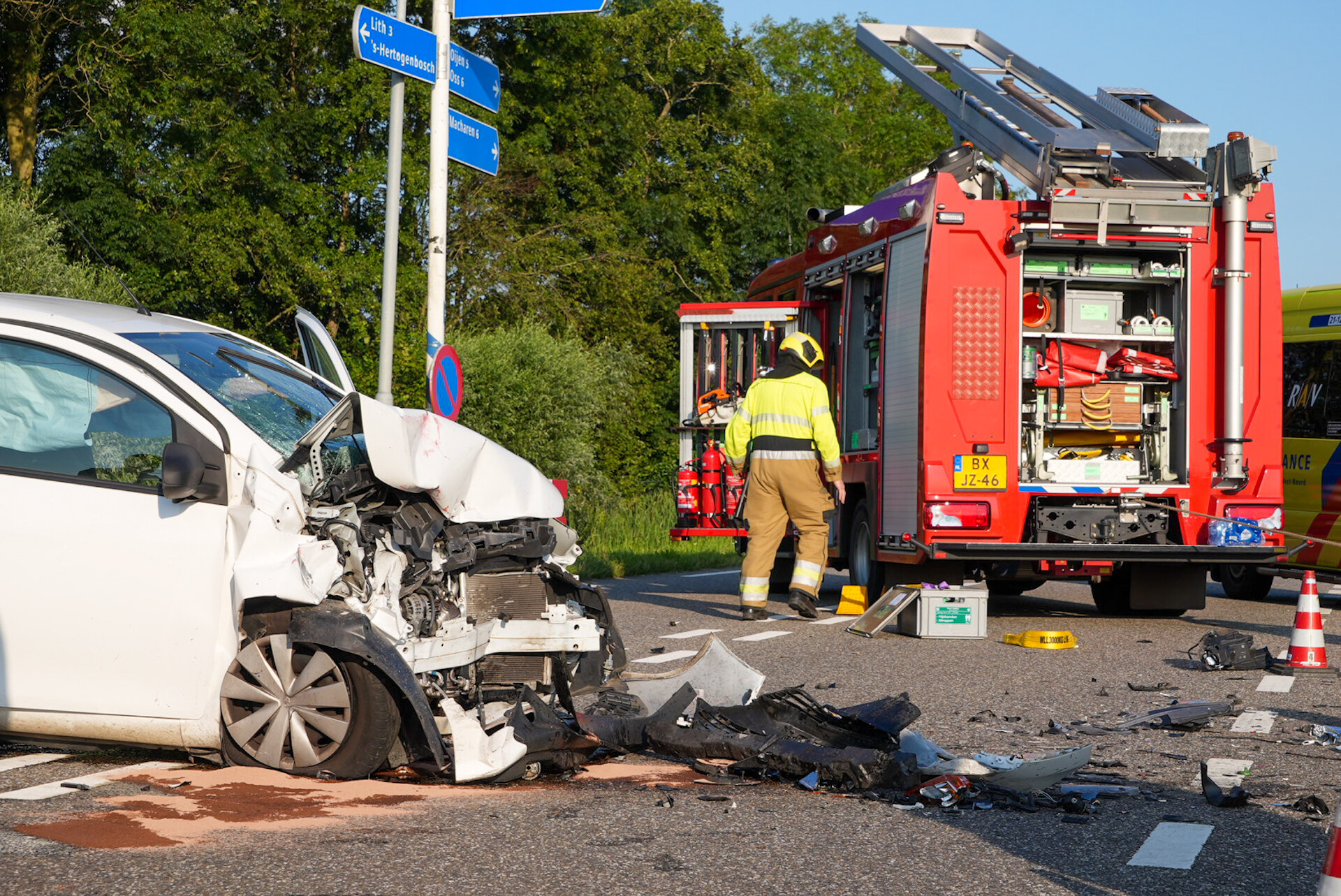 Drie gewonden bij ernstig ongeluk tussen twee auto’s