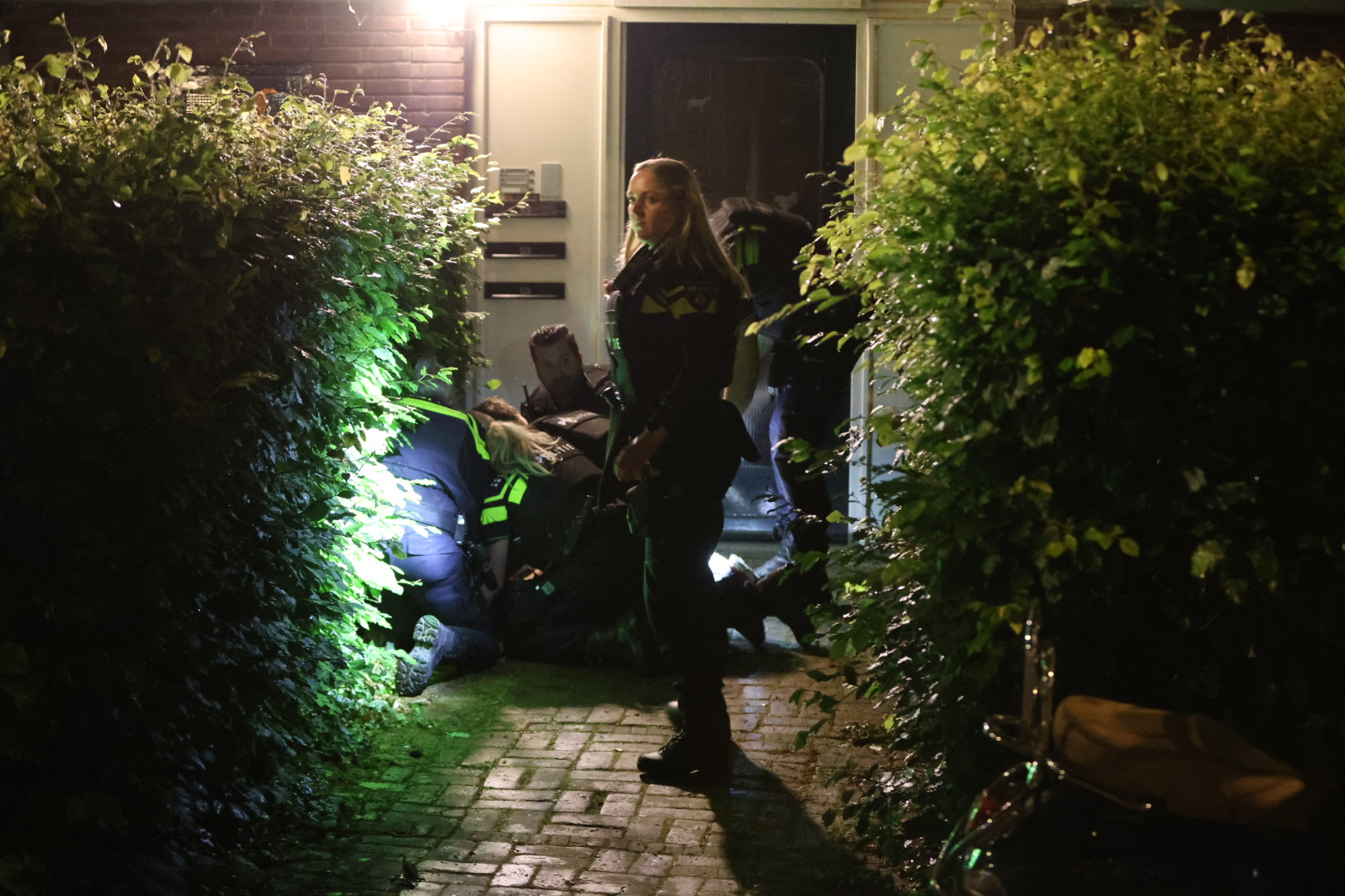 Politie houdt verwarde man met wapens na urenlange zoektocht aan