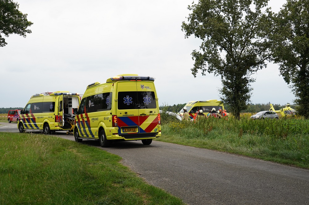 Vrouw (81) zwaargewond, man (81) en vrouw (20) gewond bij ongeval