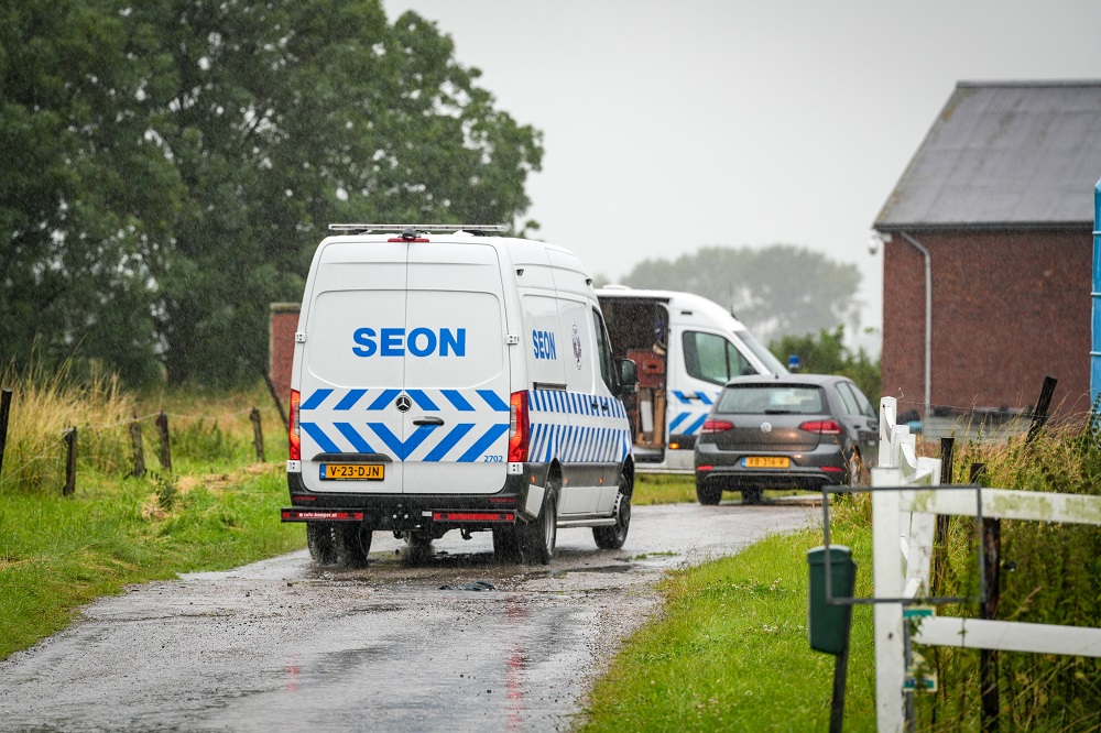 Arrestatieteam doet inval in pand, mogelijk drugslab aangetroffen