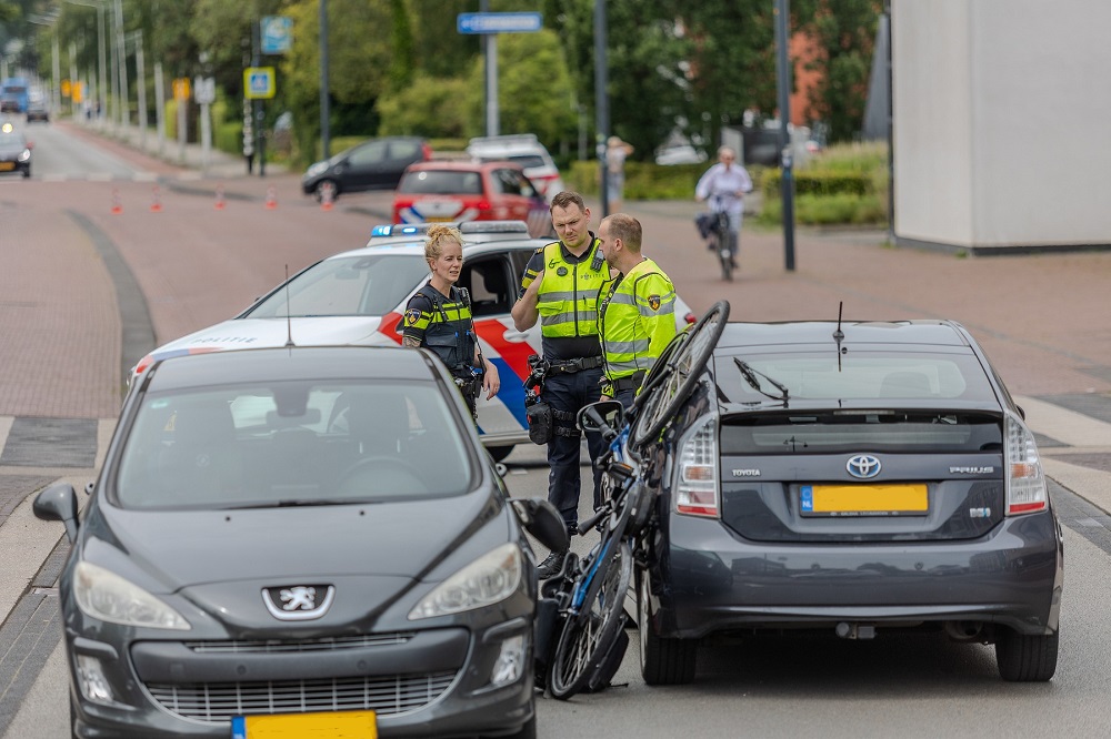 Fietser raakt bekneld tussen twee auto’s