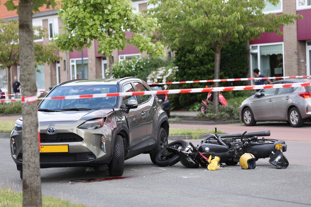 Motorrijder botst tegen kerende auto en raakt zwaargewond