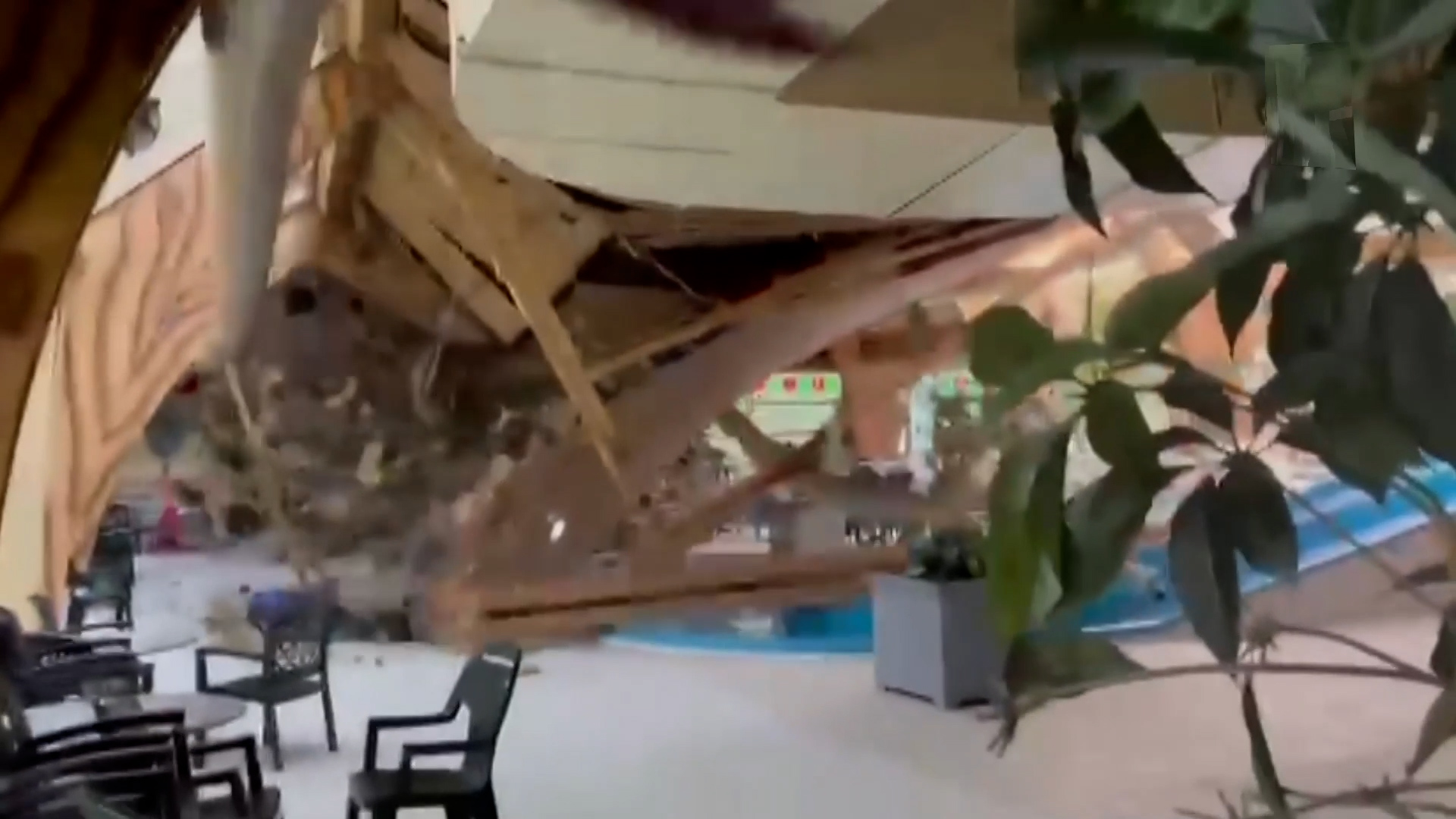 VIDEO: Dak van zwembad ingestort op vakantiepark Peter Gillis