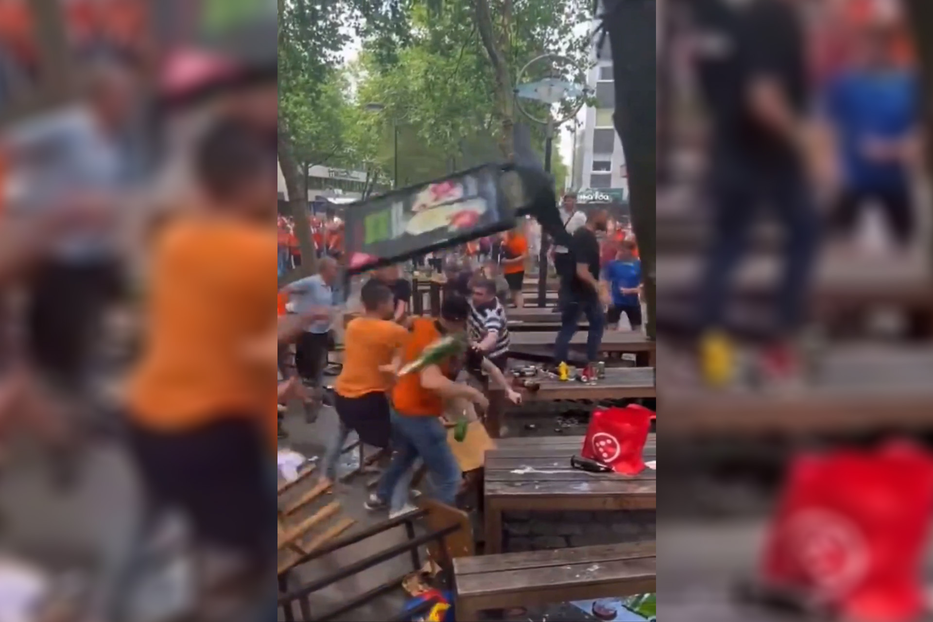 VIDEO: Supporters breken de tent af bij EK wedstrijden in Dortmund