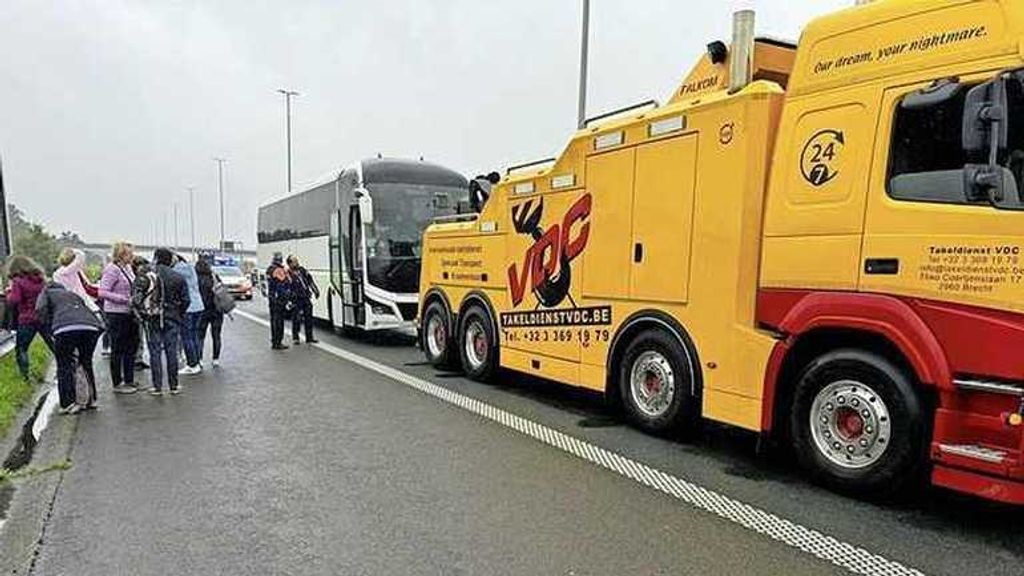 Bus vol toeristen slaat op hol op weg naar Nederland, pas na 50 kilometer te stoppen