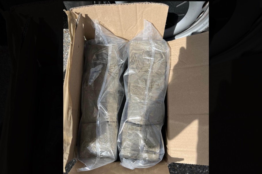 14,8 kilo hasj gevonden in een postpakket bestemd voor Suriname