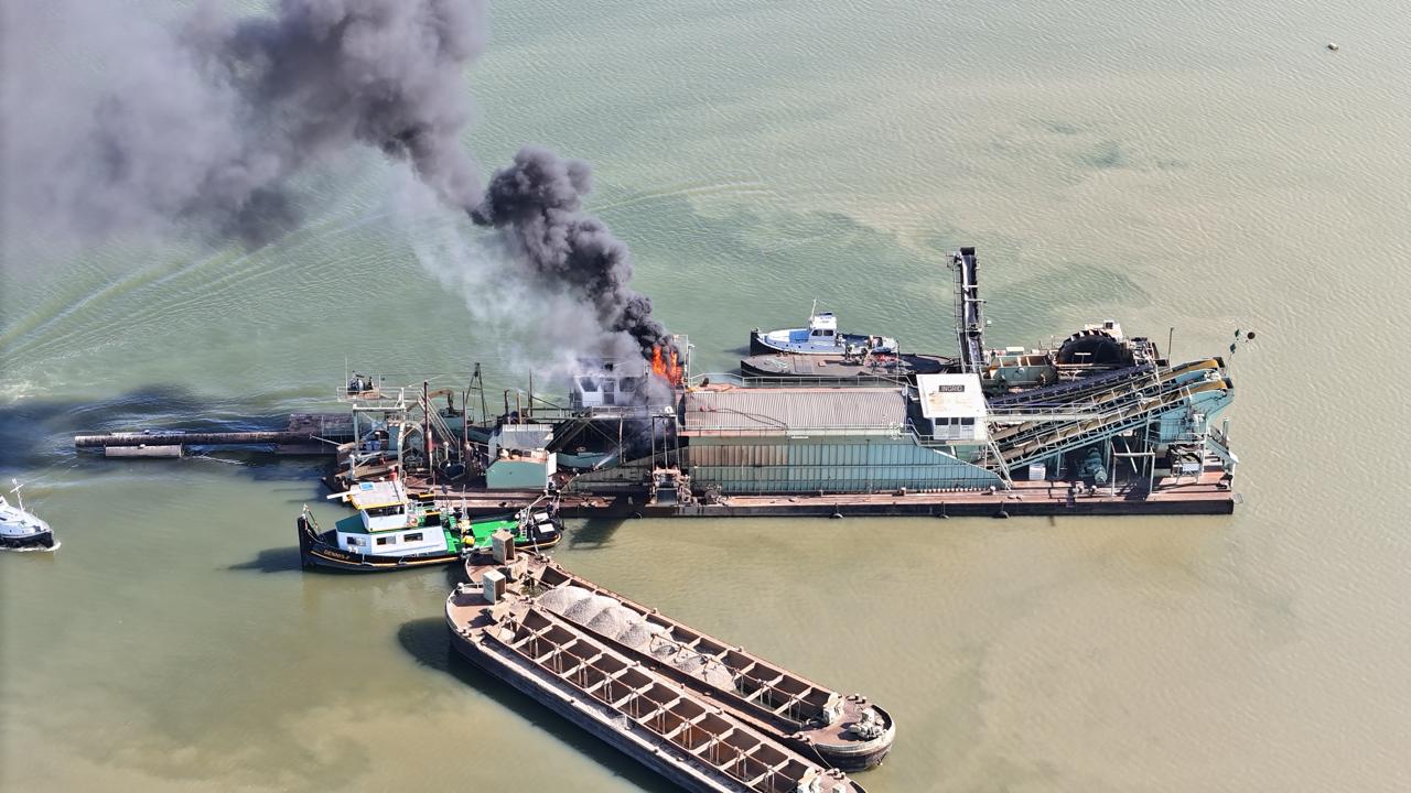 Brand op baggerschip, vier mensen aan boord