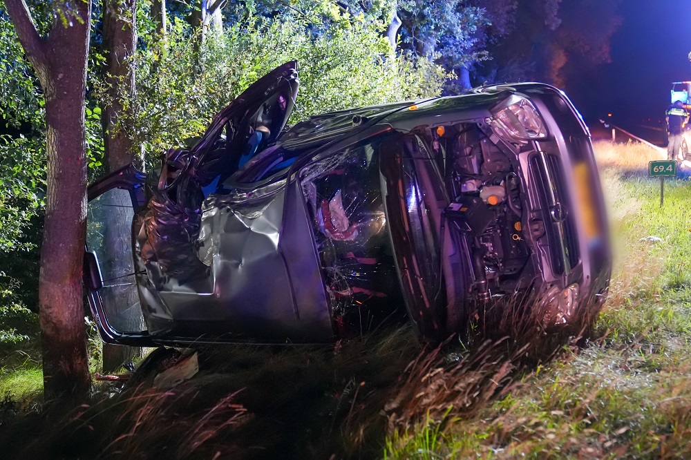 Auto ramt meerdere bomen, bestuurder spoorloos