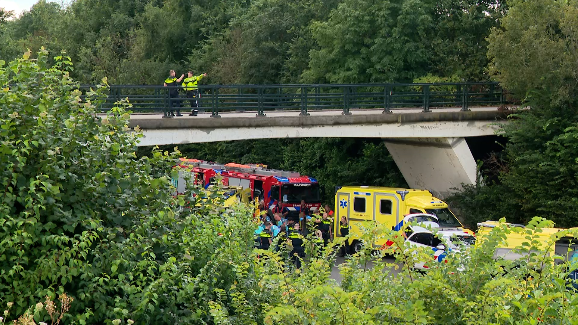 VIDEO: Persoon valt van viaduct op A2, snelweg afgesloten
