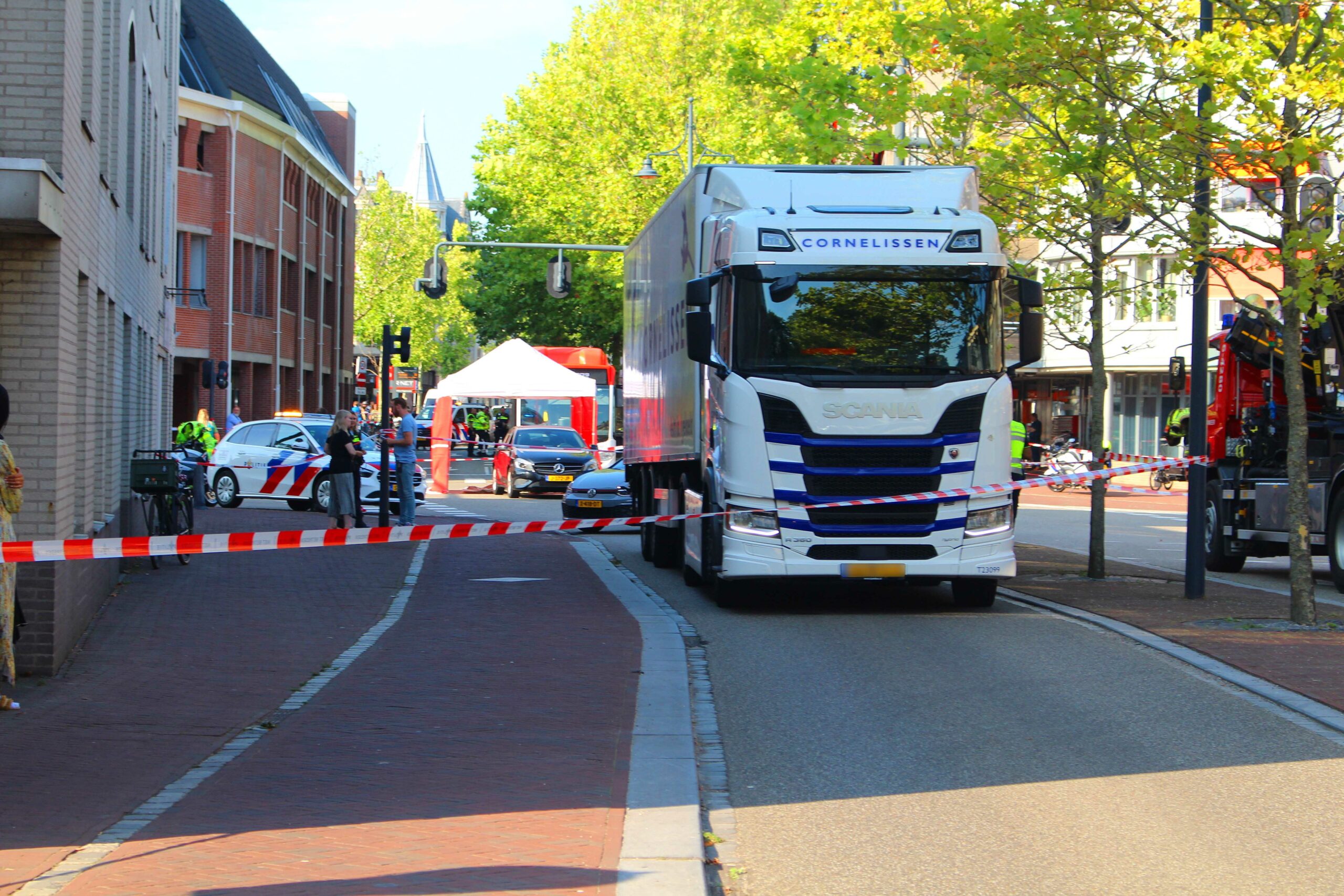 Persoon overleden na aanrijding met vrachtwagen, Oranjeboomstraat in Leiden - 112 Nederland