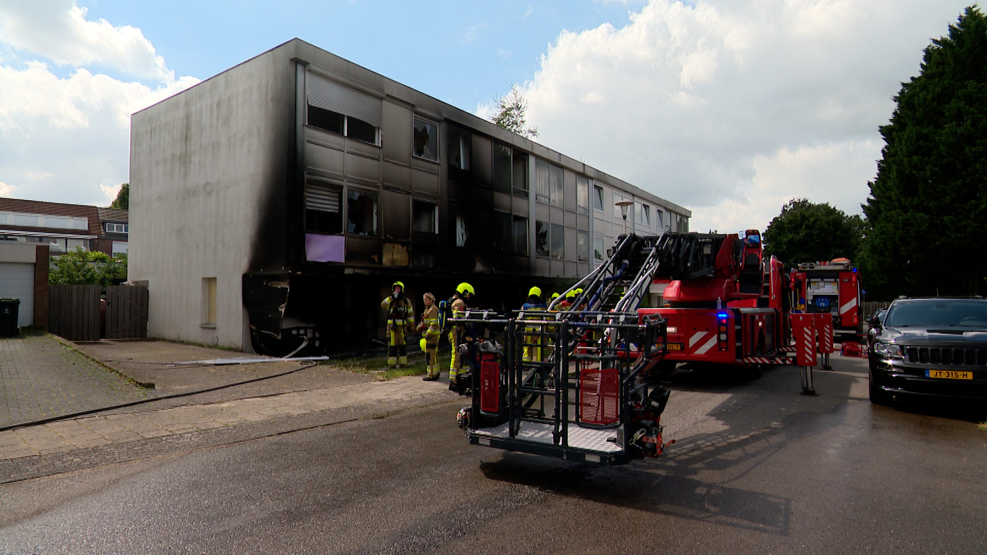 Twee woningen lopen schade op door grote brand