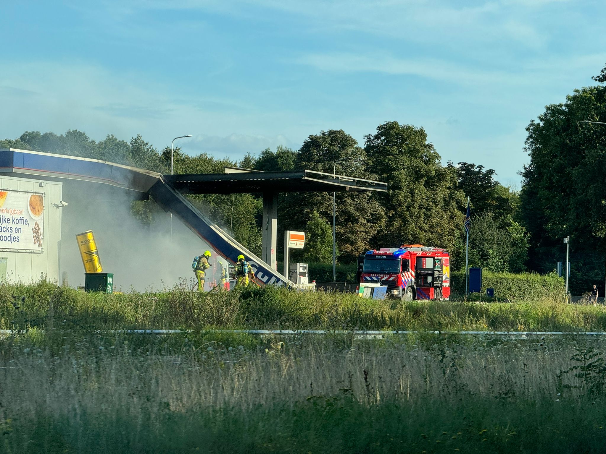Afdak tankstation langs A2 deels ingestort na autobrand